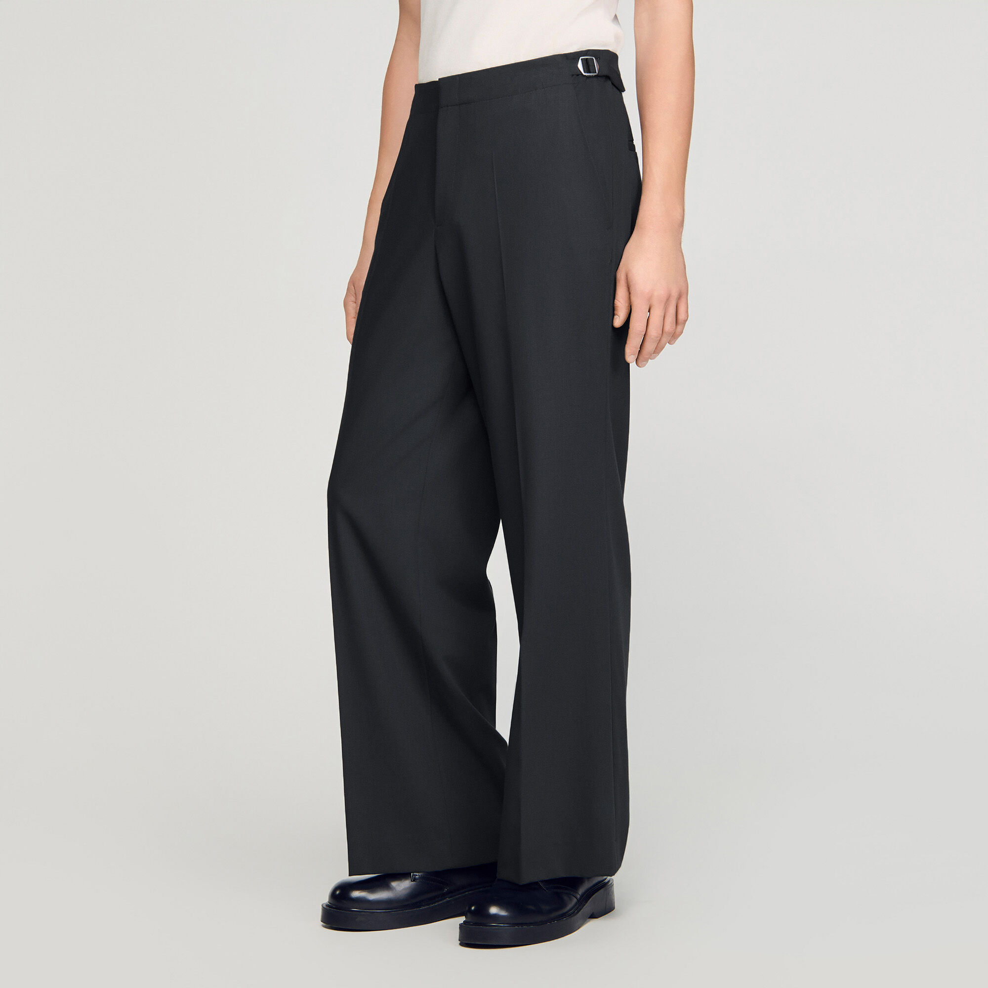 Pantalones de lana con hebilla y cinturón amplio