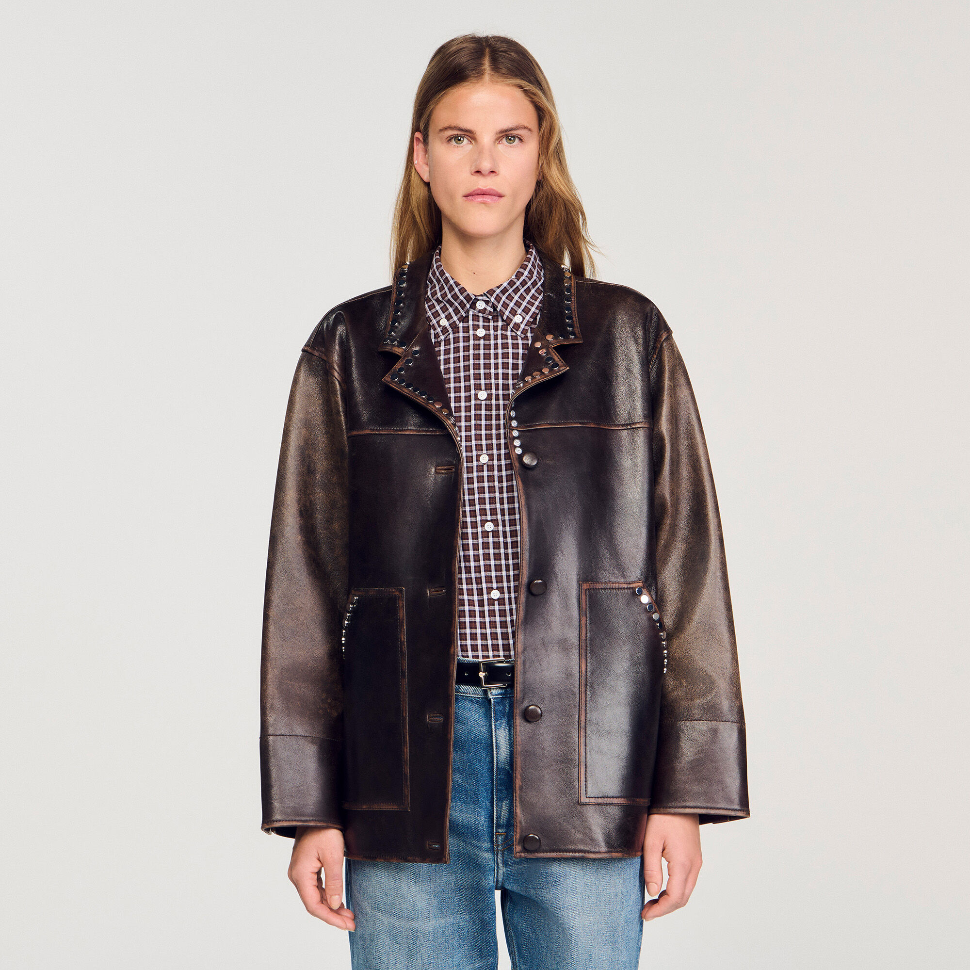 Chaqueta de cuero oversize con clavos