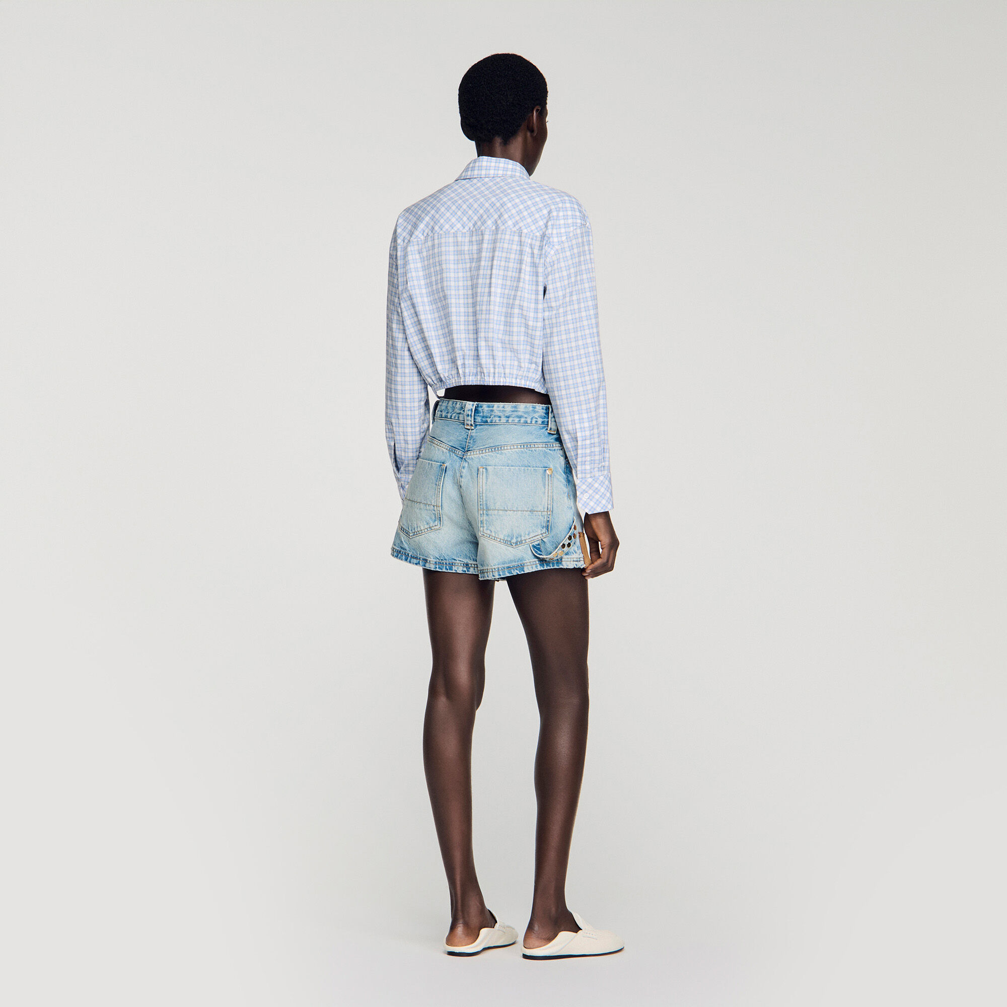 Pantalones cortos de mezclilla y ante con remaches