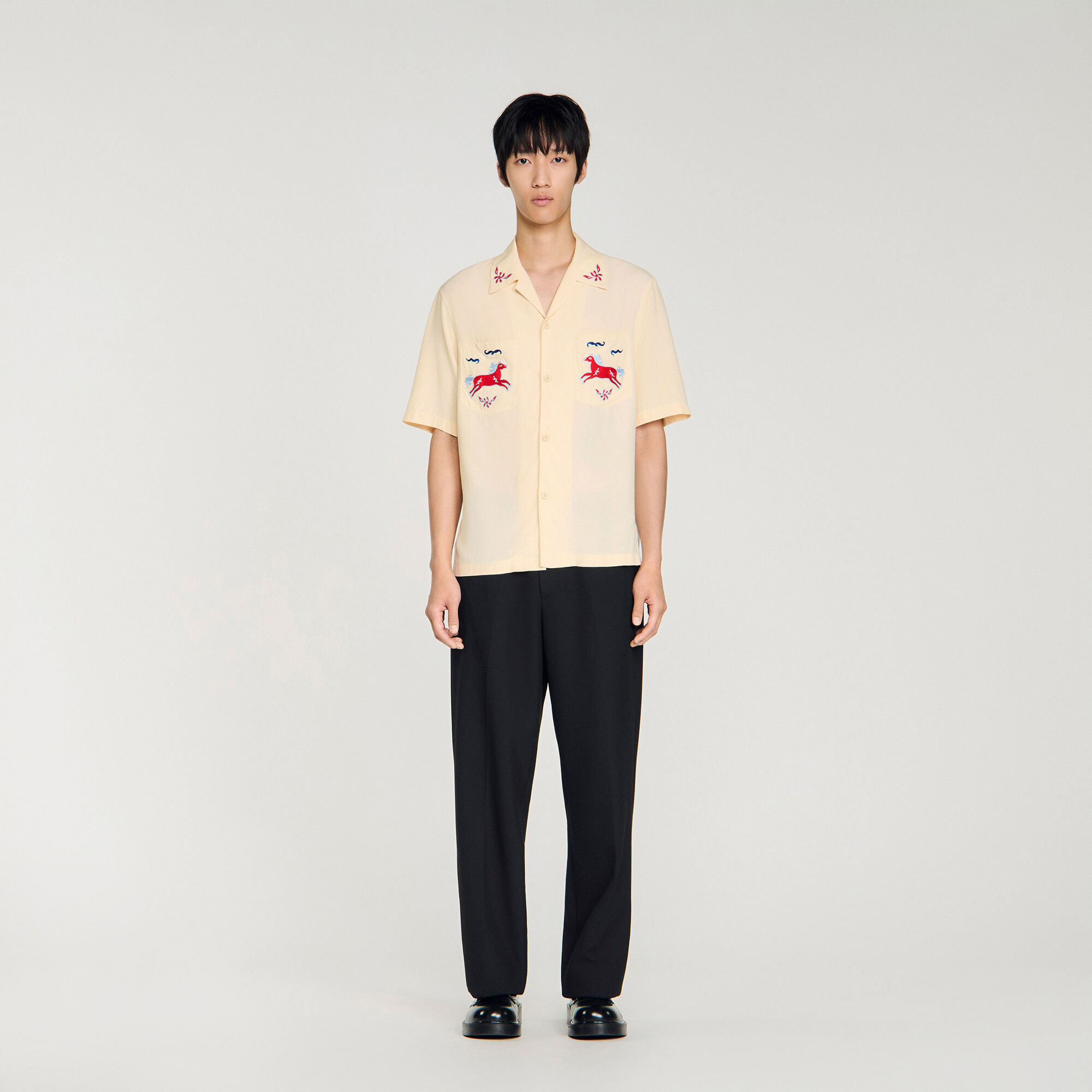 Camisa suelta con bordado de caballo