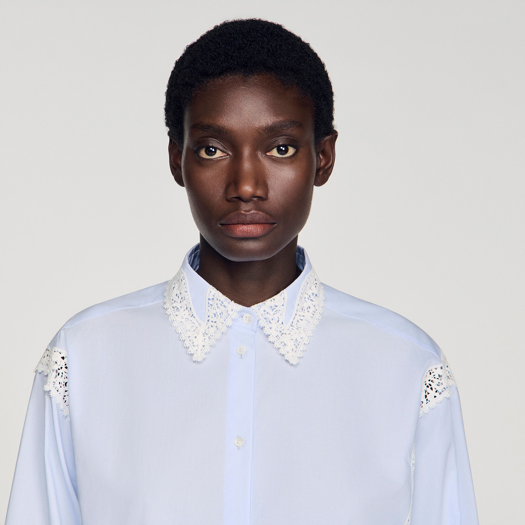 Camisa con detalles de encaje