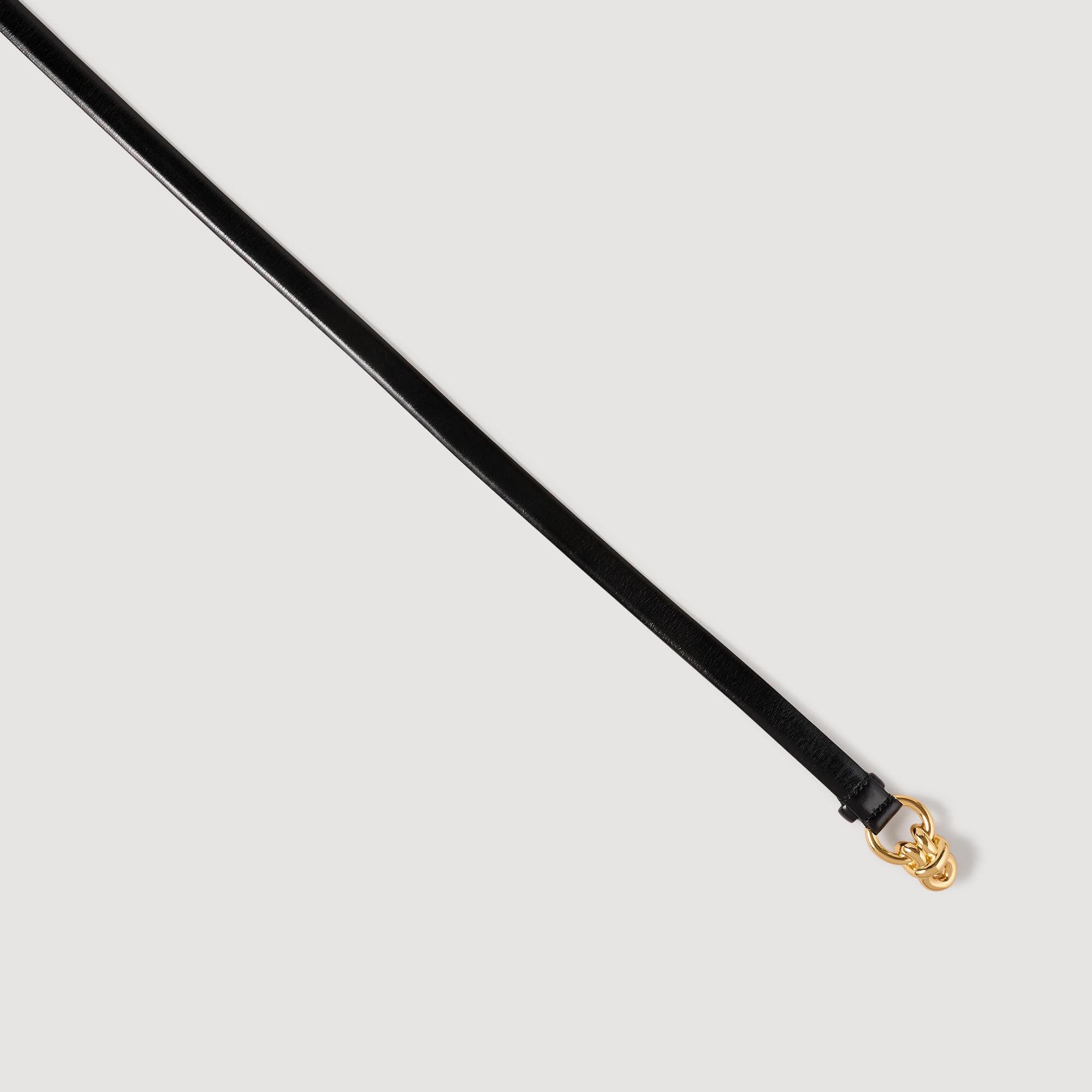 Cinturón de cuero delgado
