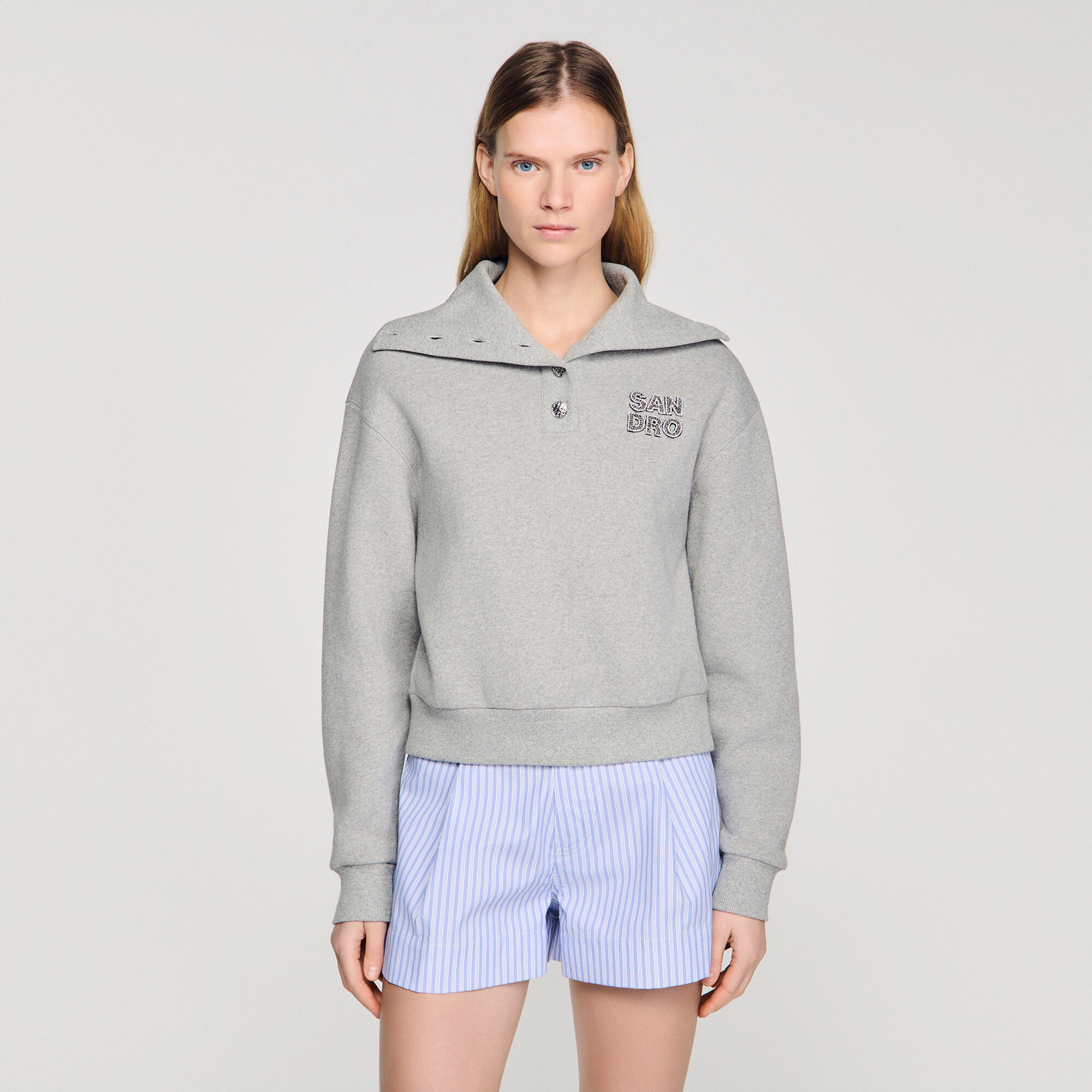 Sudadera con cuello partido bordado