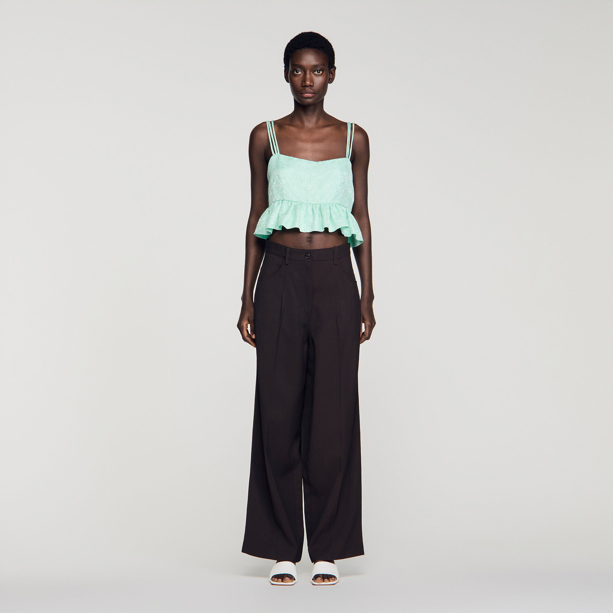 Top corto con volantes de jacquard floral