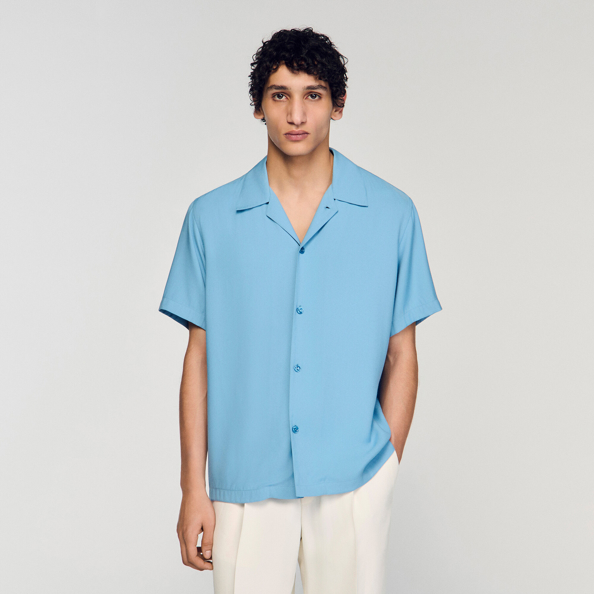Camisa con cuello de tiburón de corte suelto
