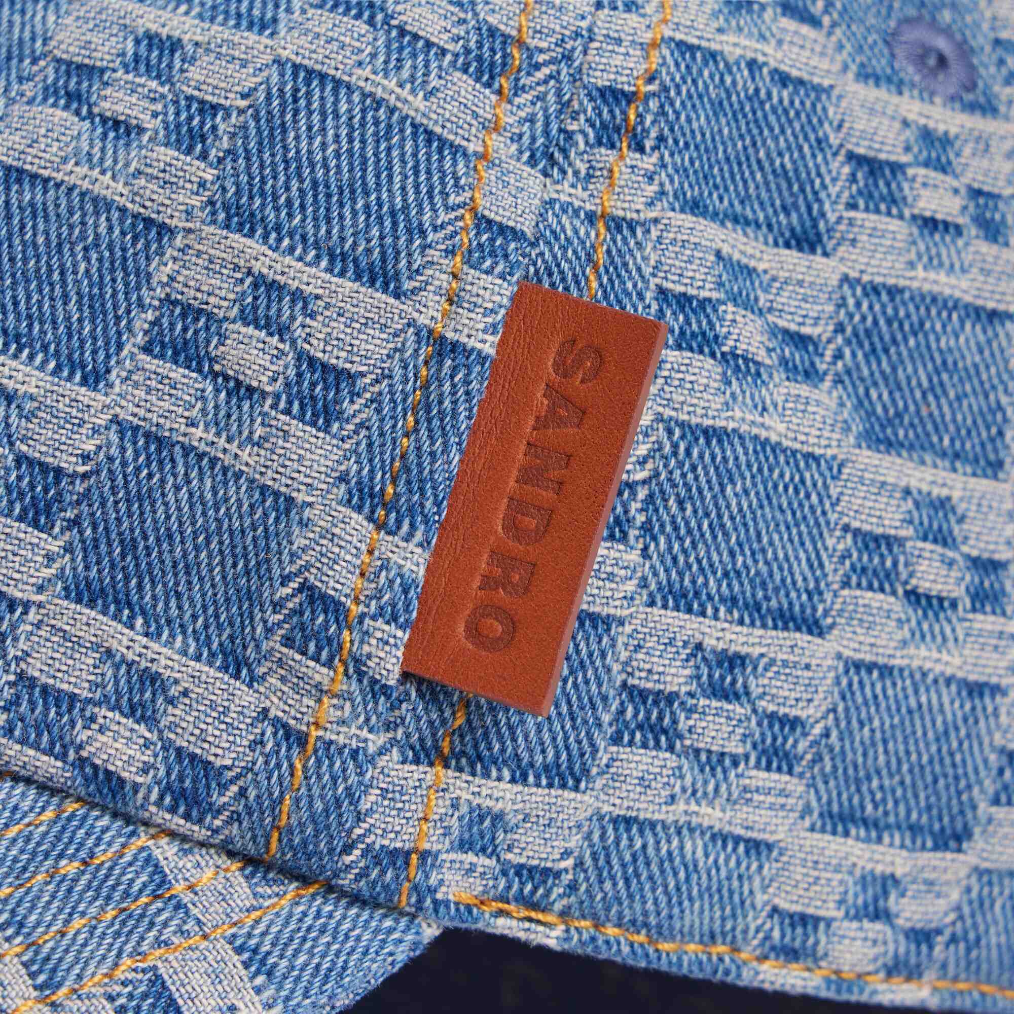 Gorra de mezclilla con motivo de cruz