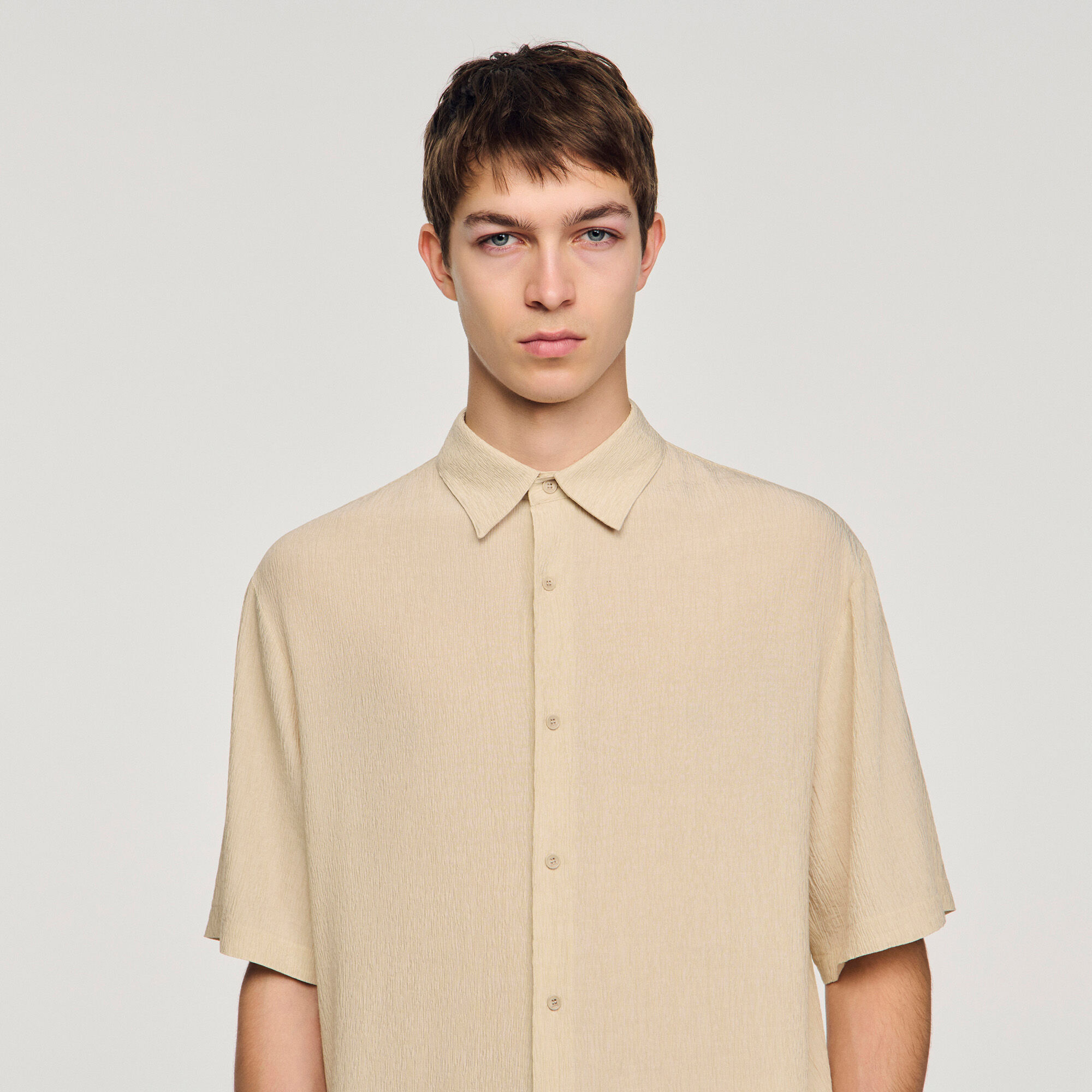 Camisa con efecto arrugado y cuello de tiburón
