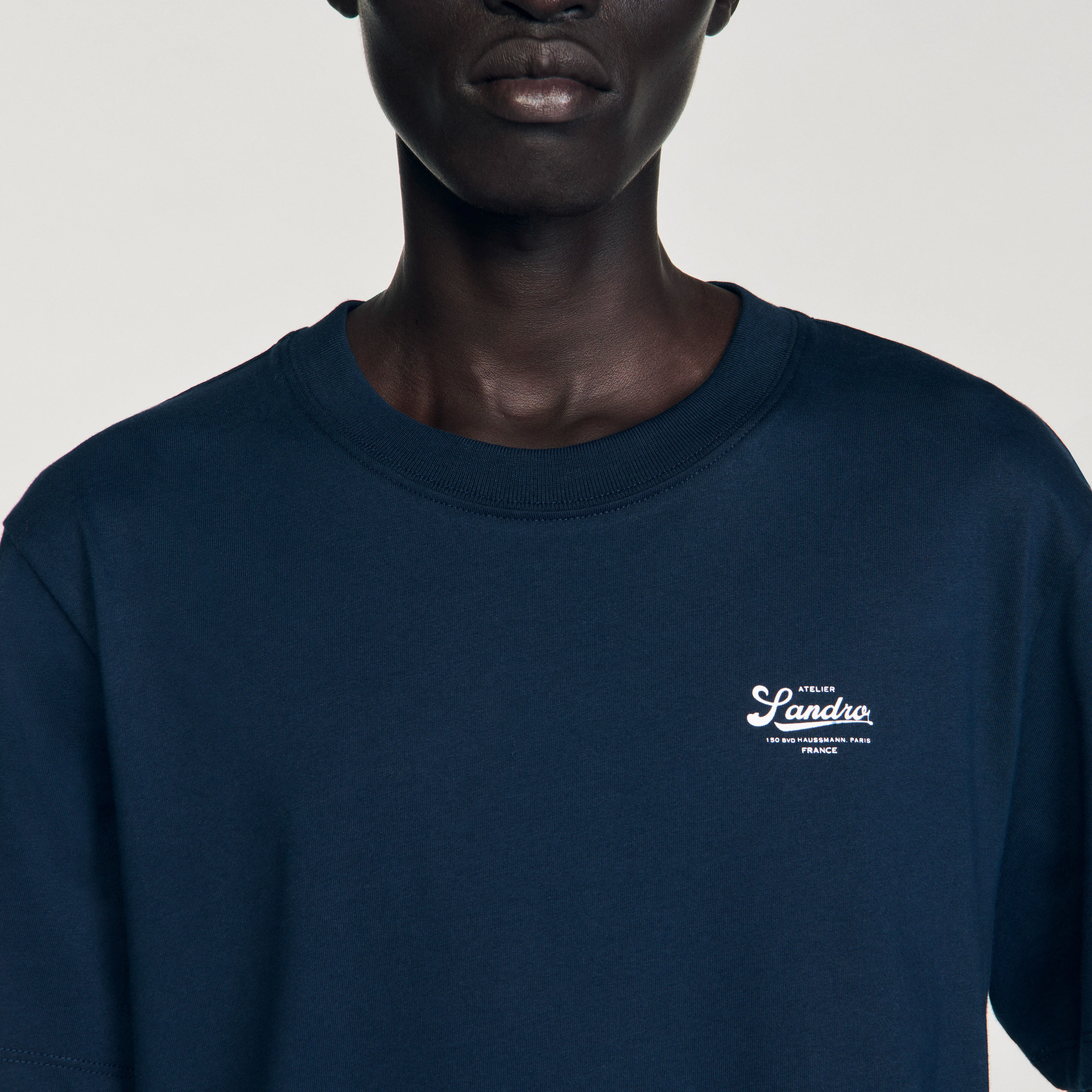 Camiseta con logotipo aplicado