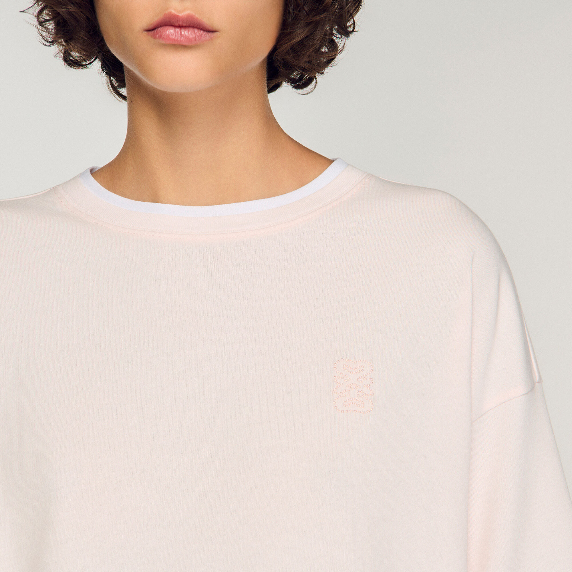 Camiseta con ribete contrastado