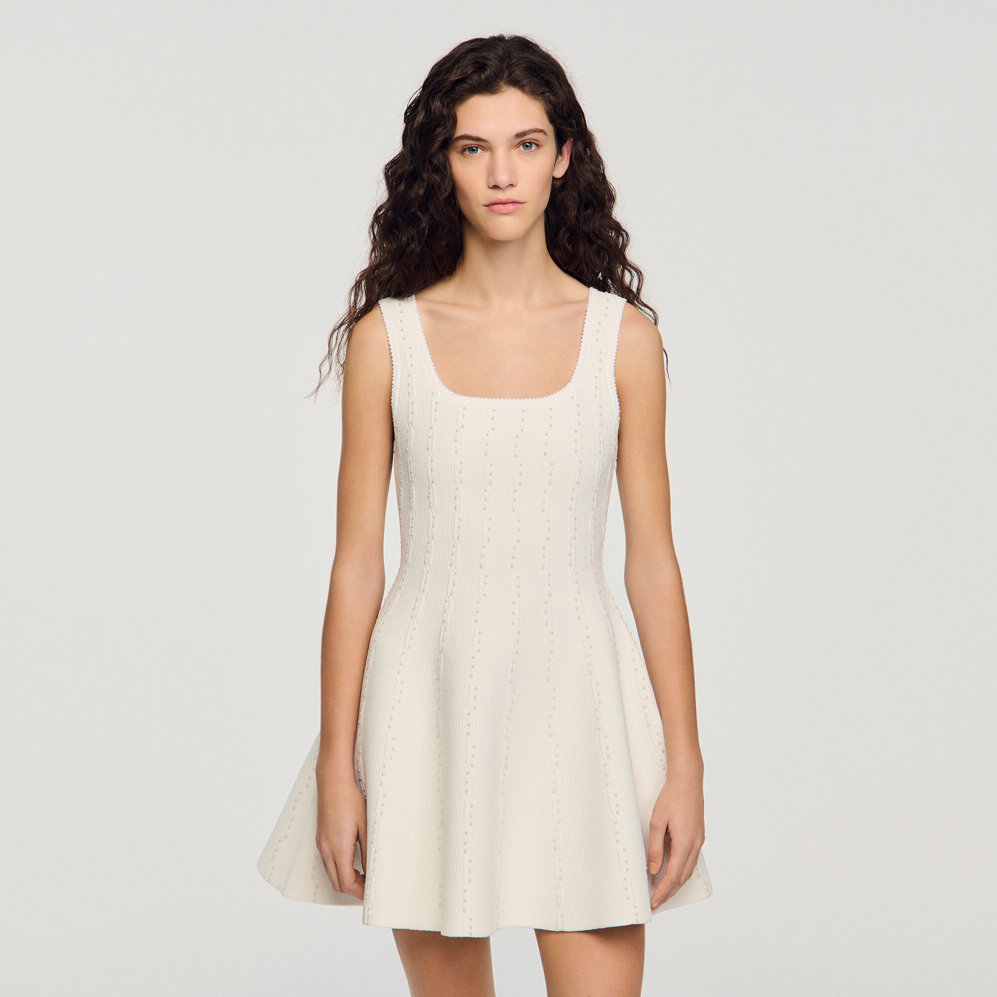 Vestido mini de punto con cuentas