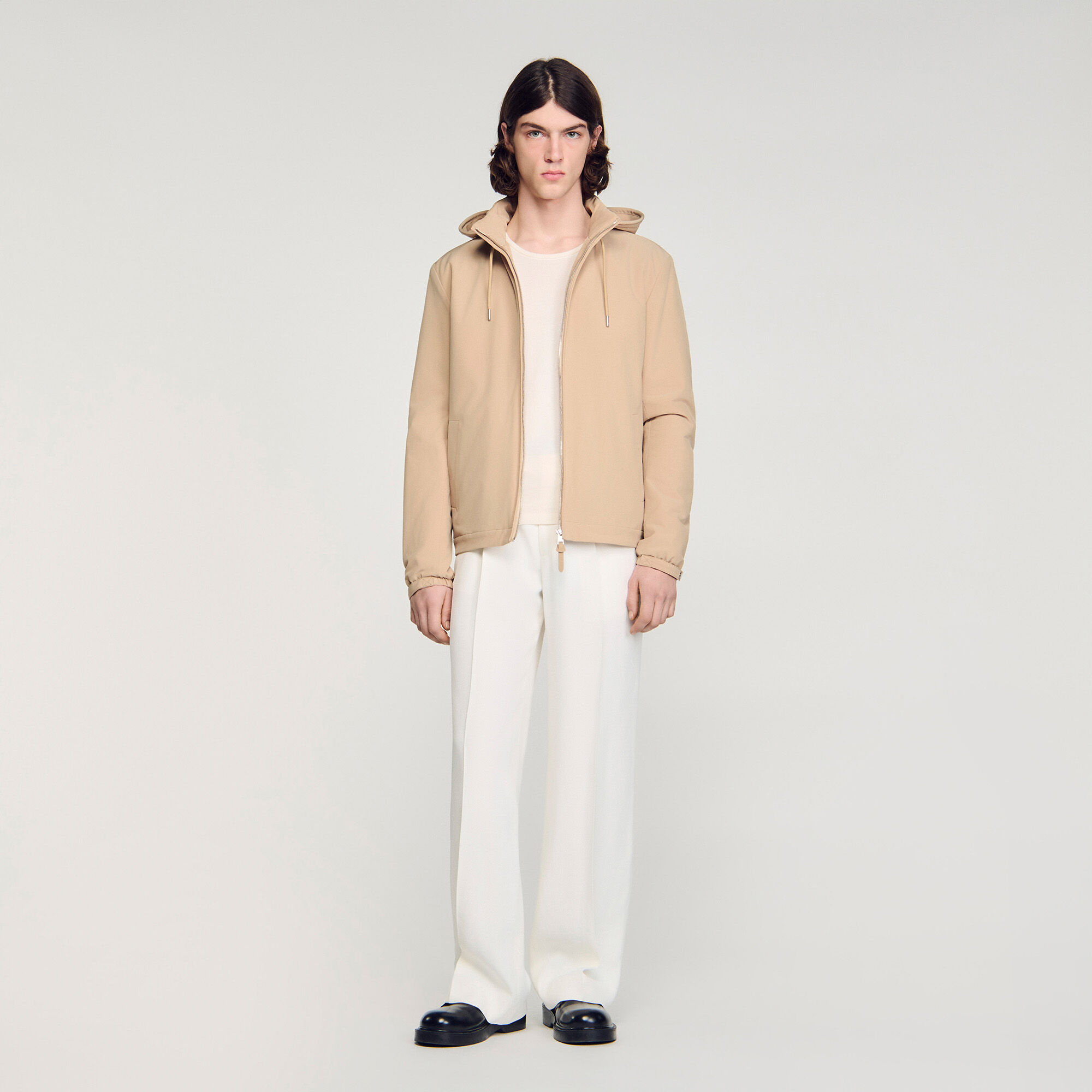 Chaqueta con capucha y cremallera