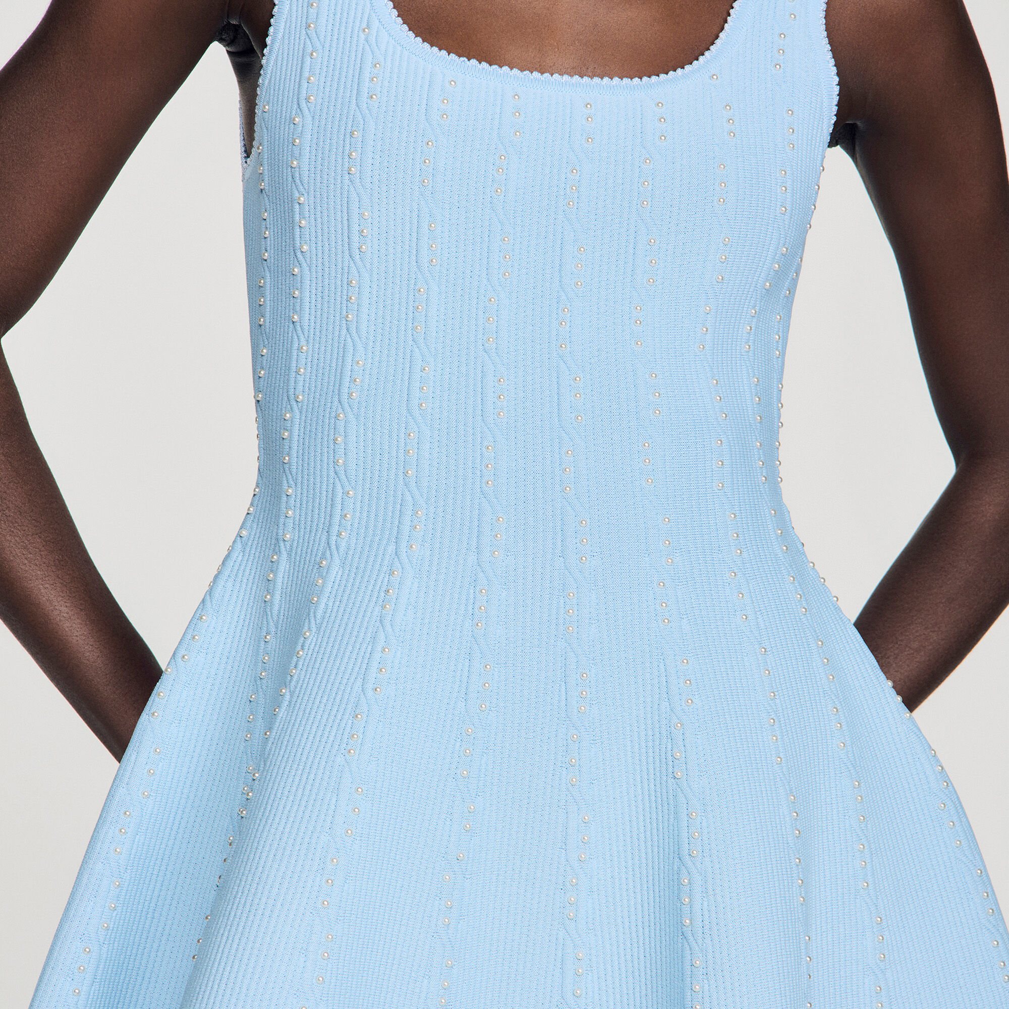 Vestido mini de punto con cuentas
