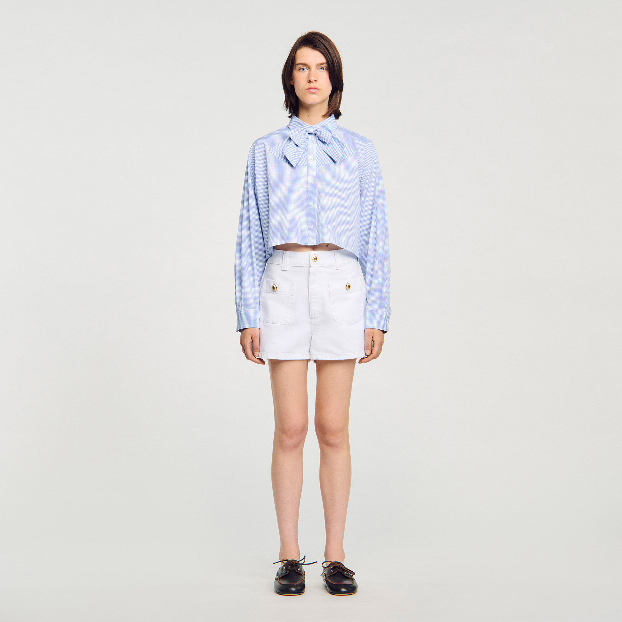 Camisa con botón de lazo