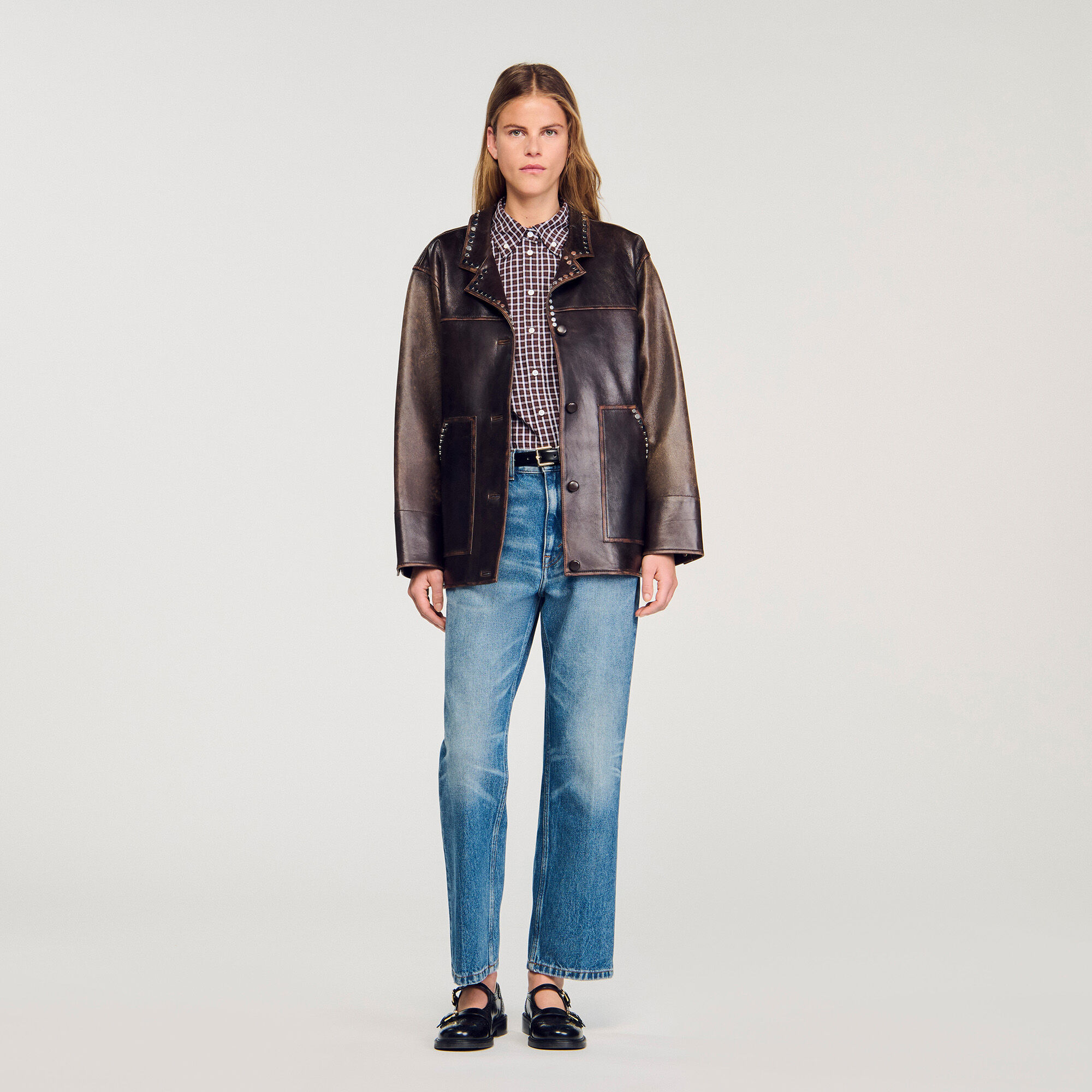 Chaqueta de cuero oversize con clavos