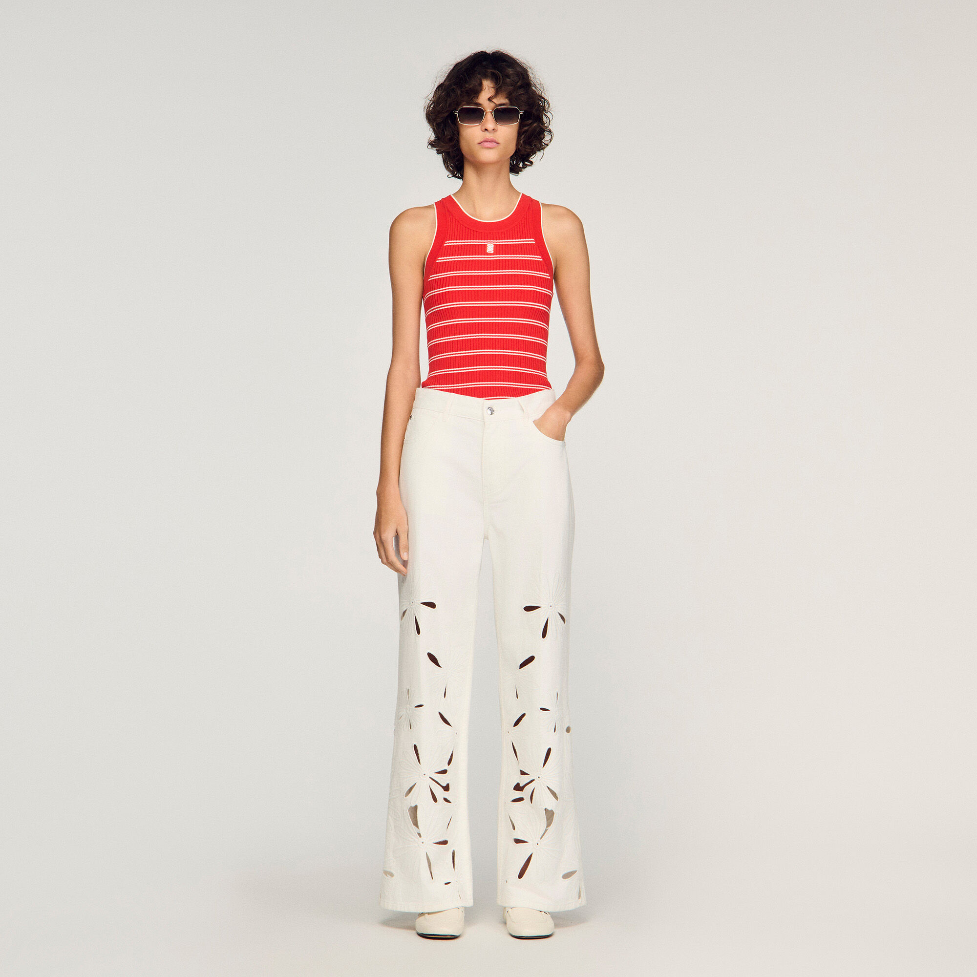 Pantalones vaqueros con estampado y piernas anchas