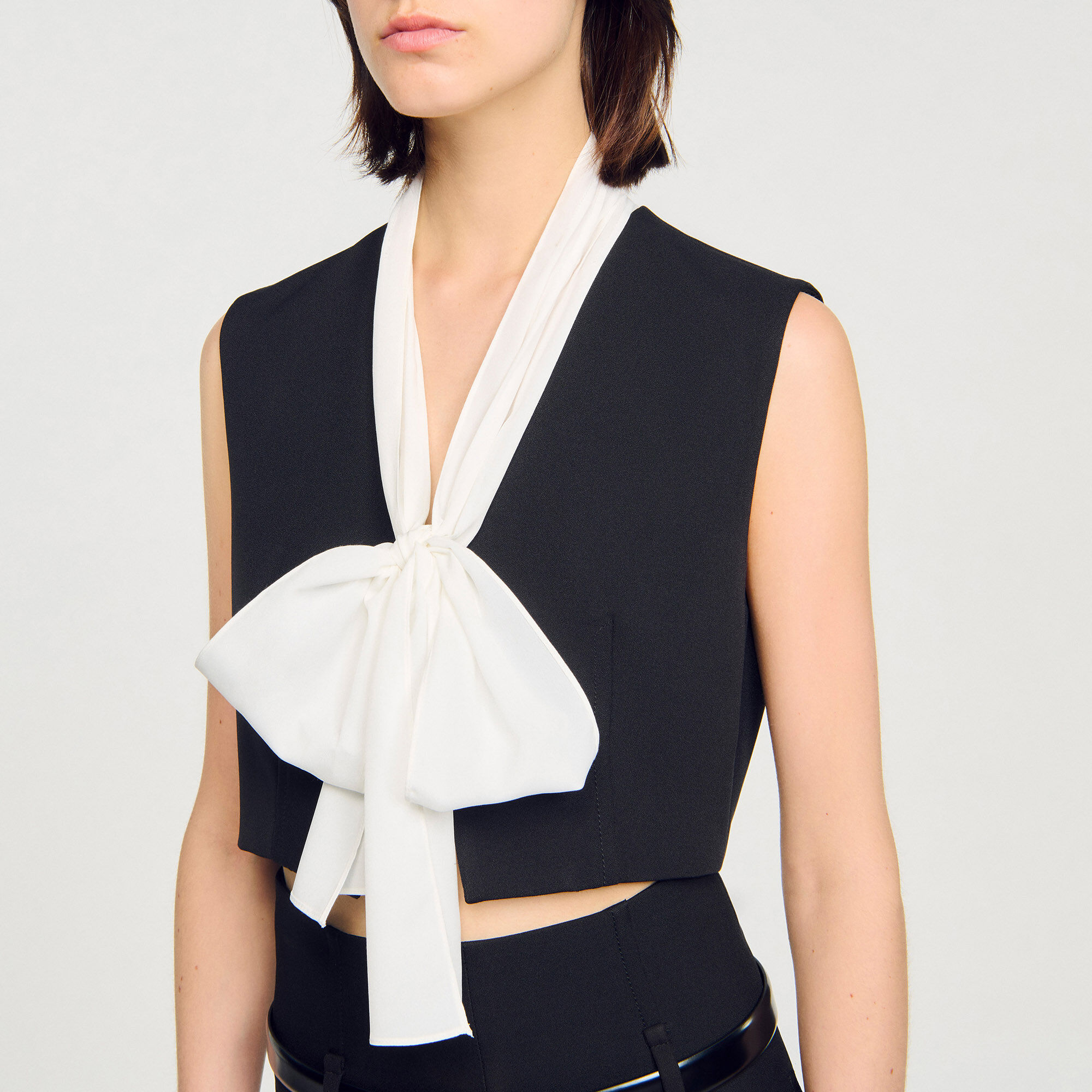 Top corto con cuello de lazo