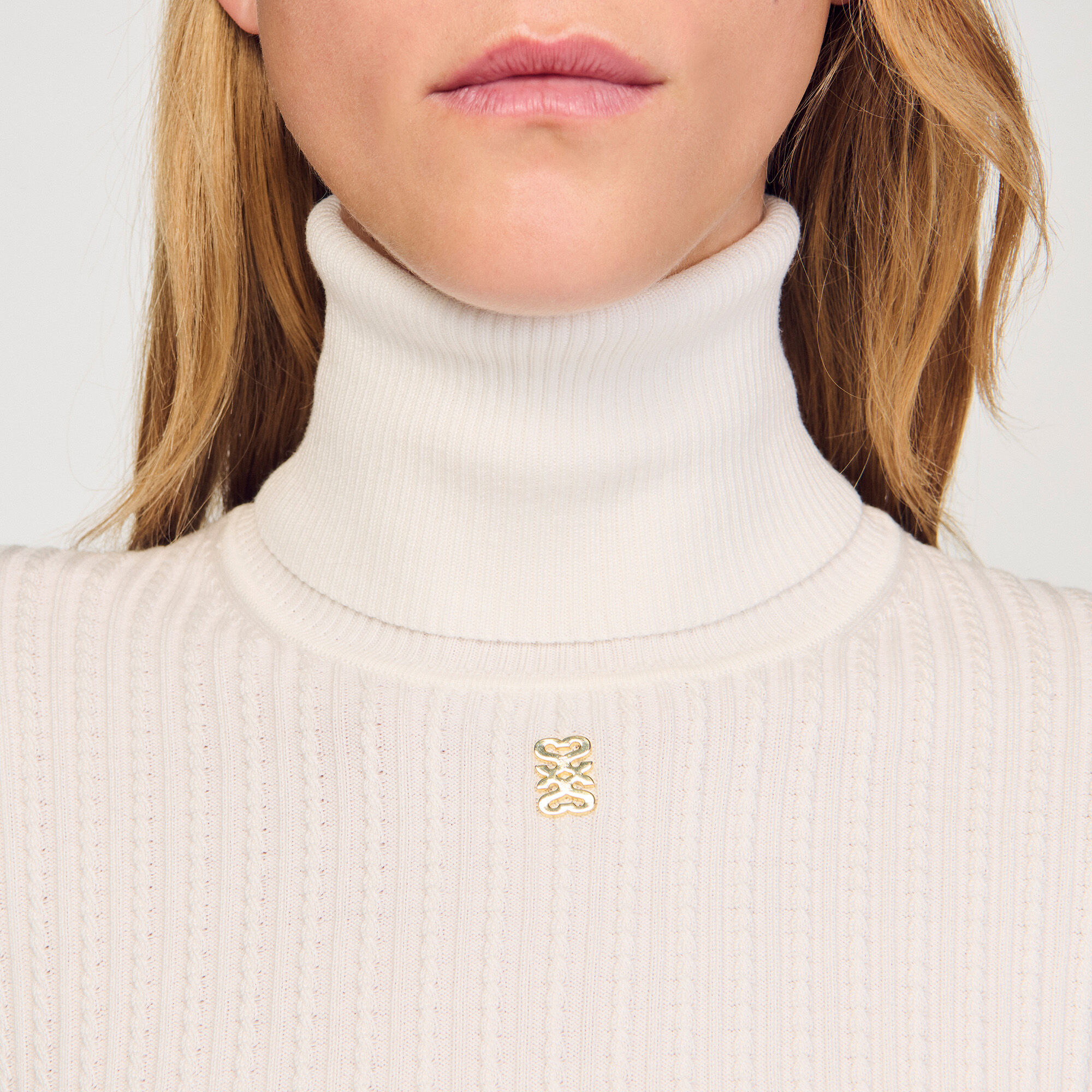 Sweater de cuello alto con tejido a cable