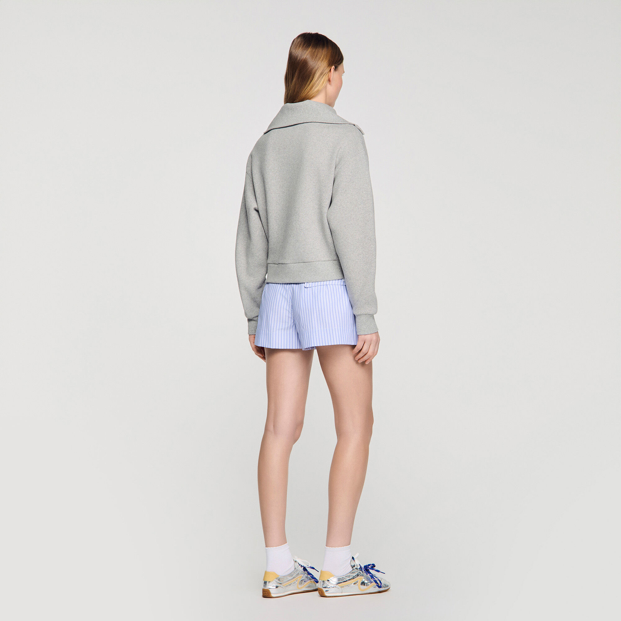 Sudadera con cuello partido bordado