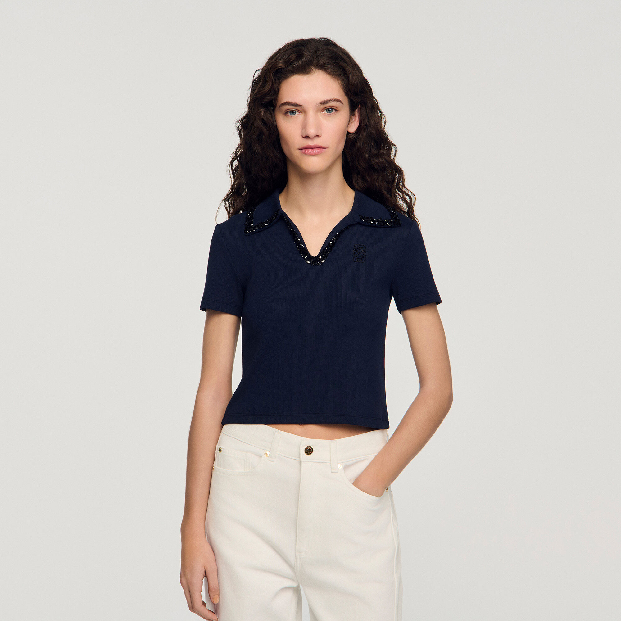Cuello de polo con perlas