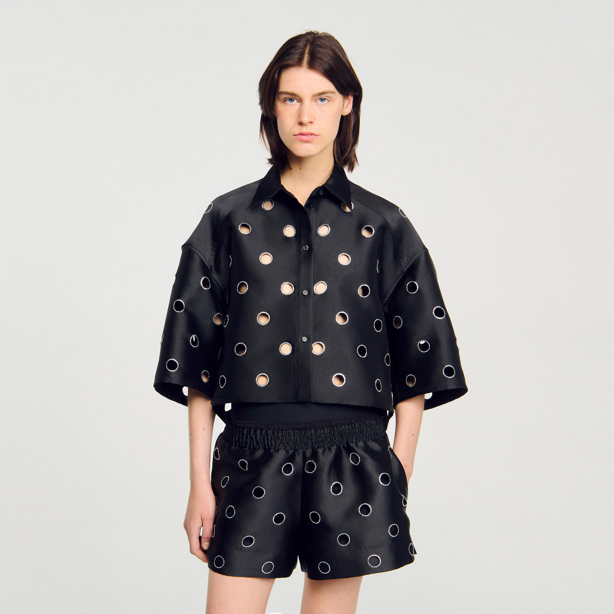 Camisa oversize con agujeros de cristales