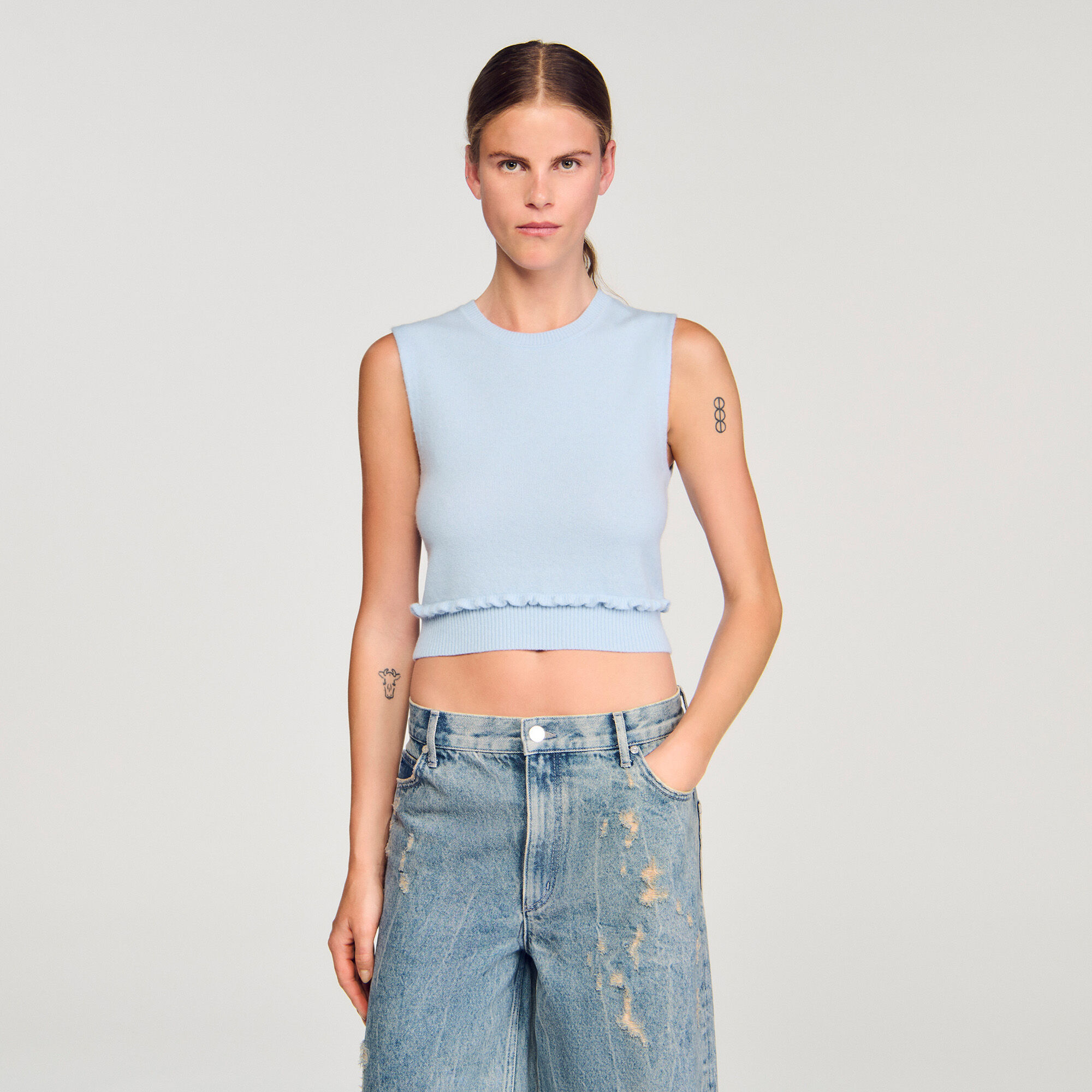 Sweater corto con volantes