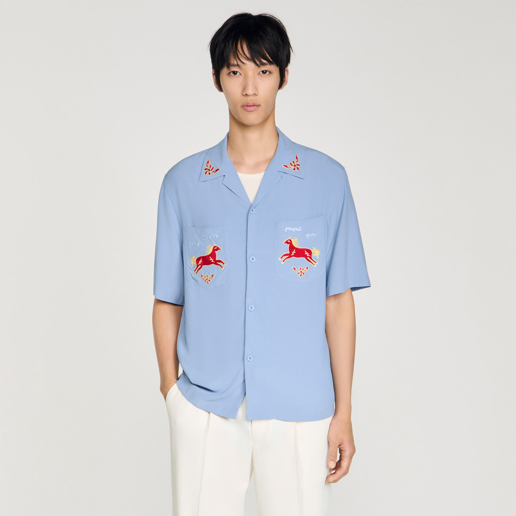 Camisa suelta con bordado de caballo