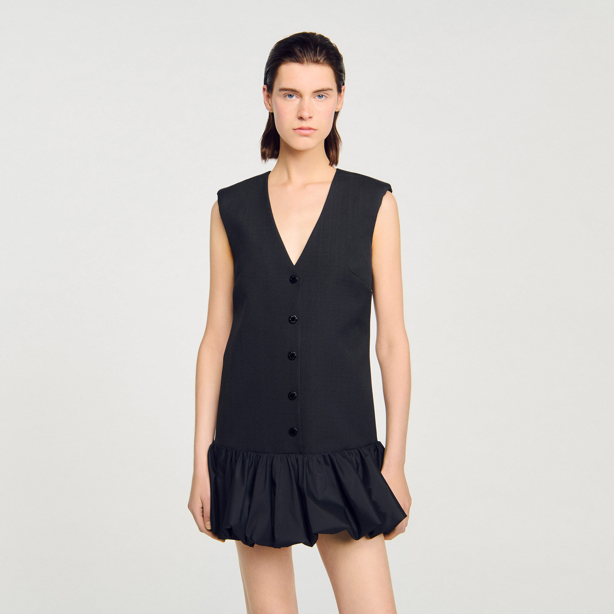Vestido mini entallado con volantes