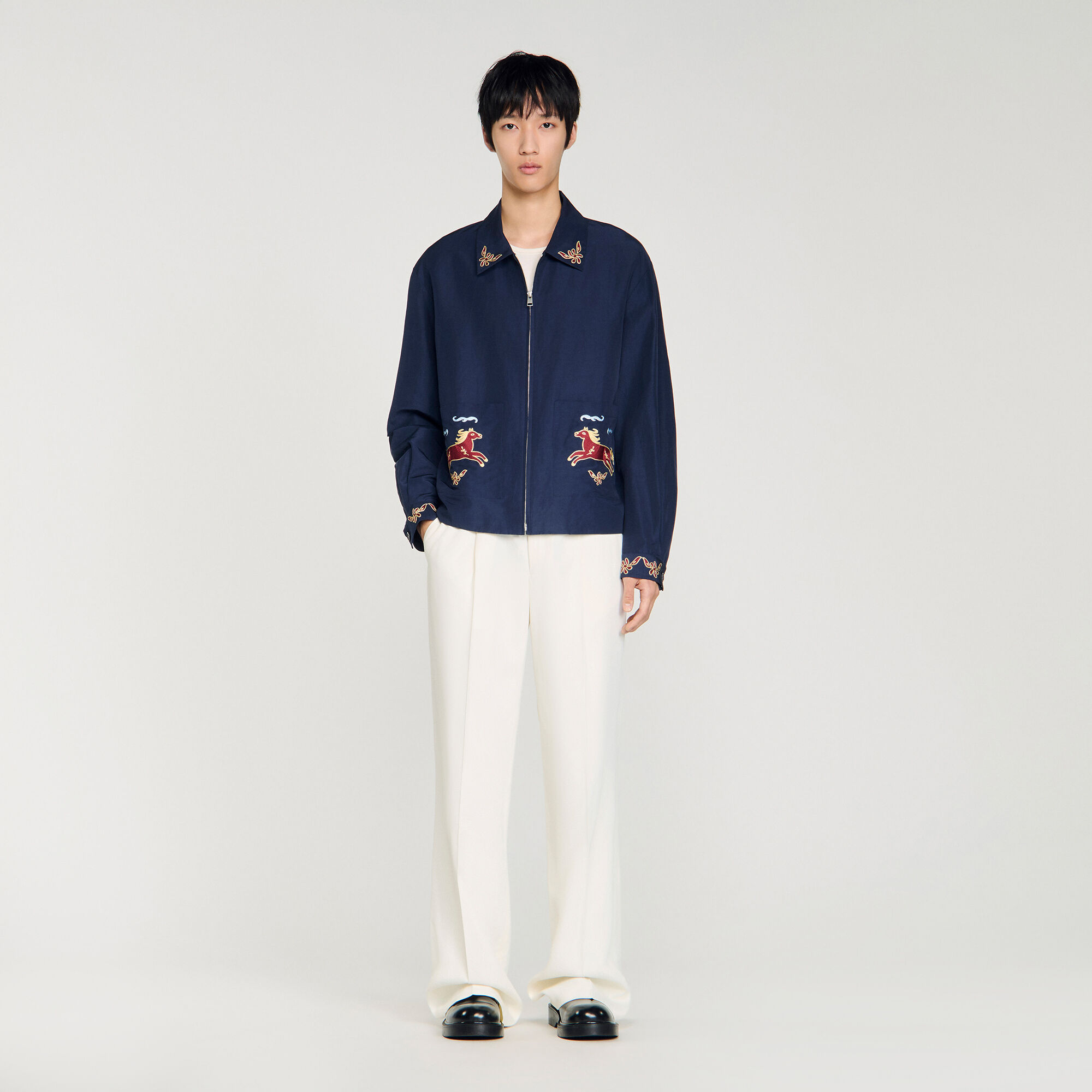 Chaqueta con cuello de ala bordado
