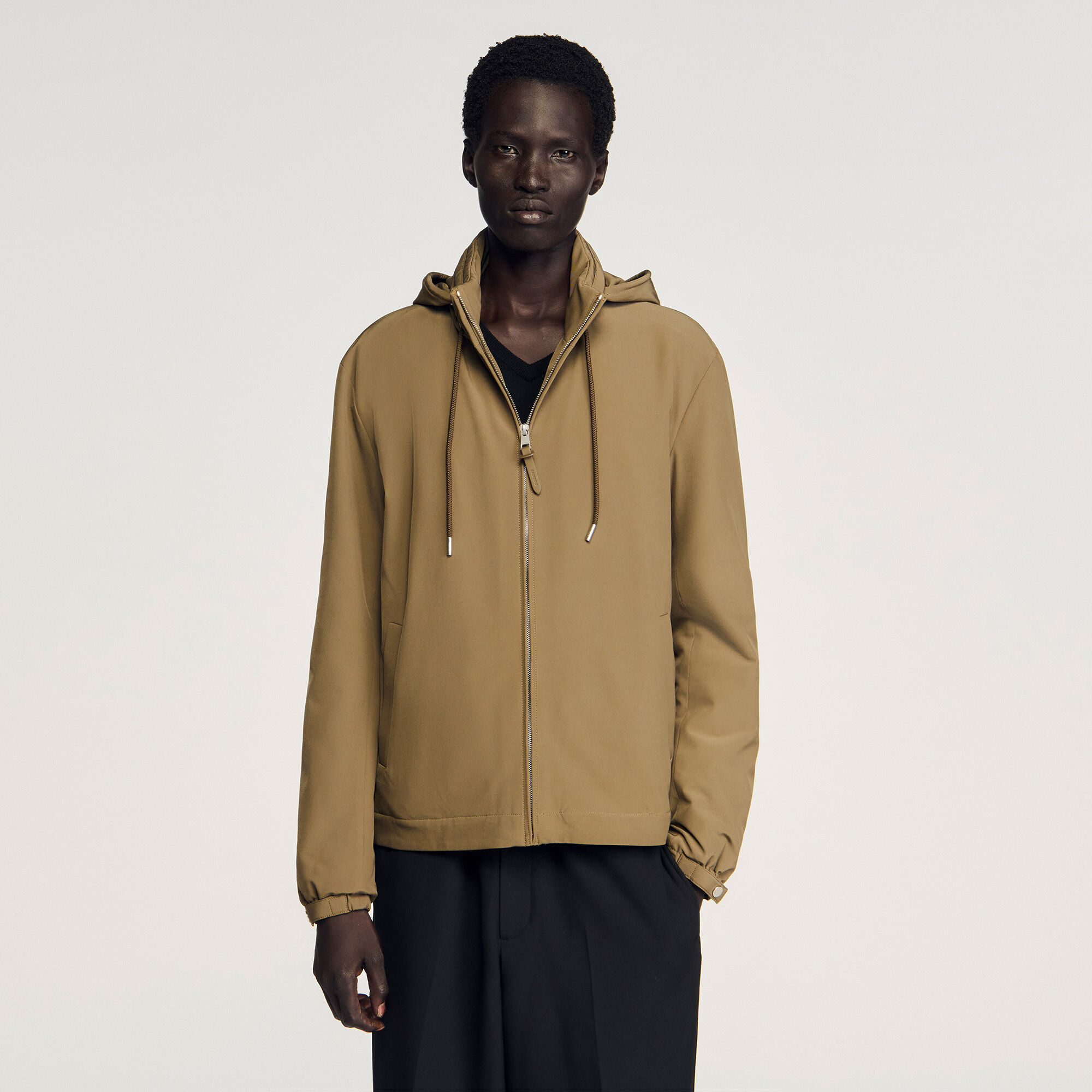 Chaqueta con capucha y cremallera