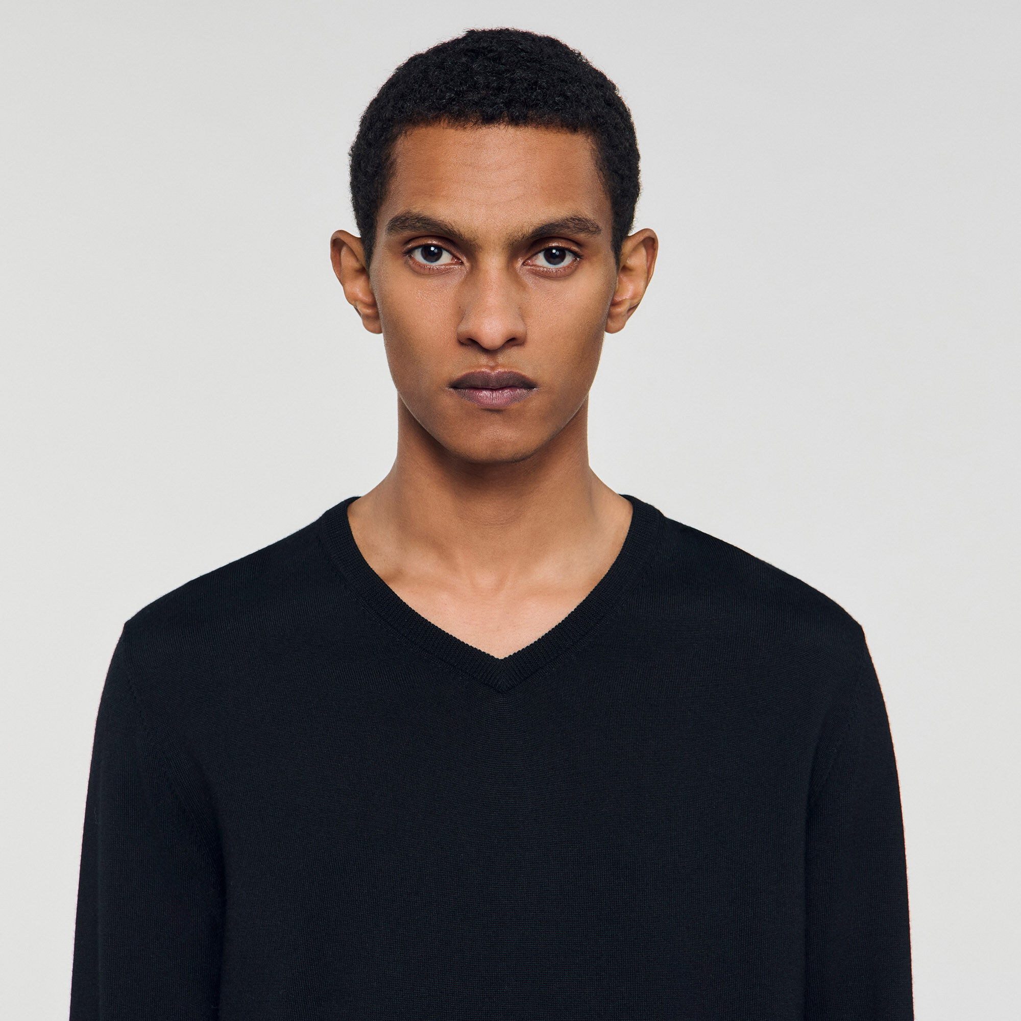 Sudadera clásica con cuello en V