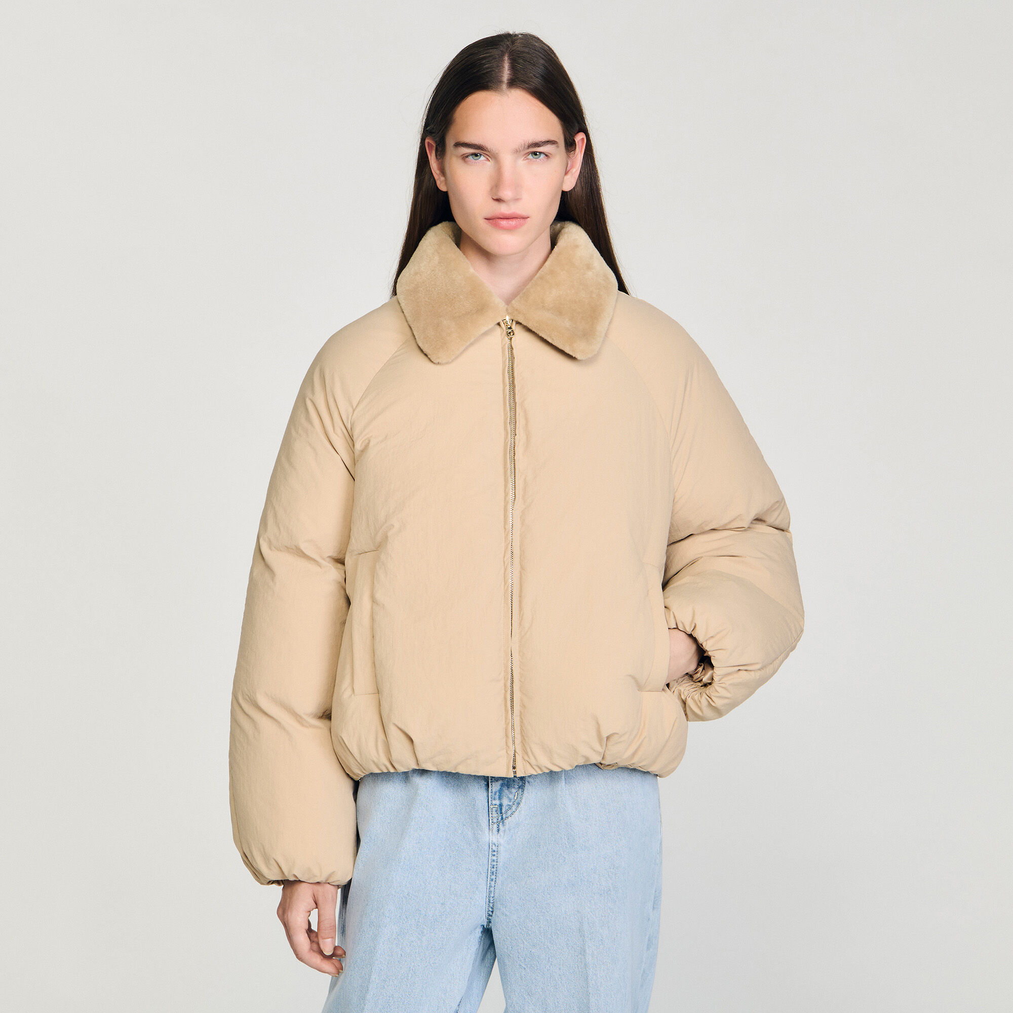 Chaqueta tipo puffer con cuello de piel sintética