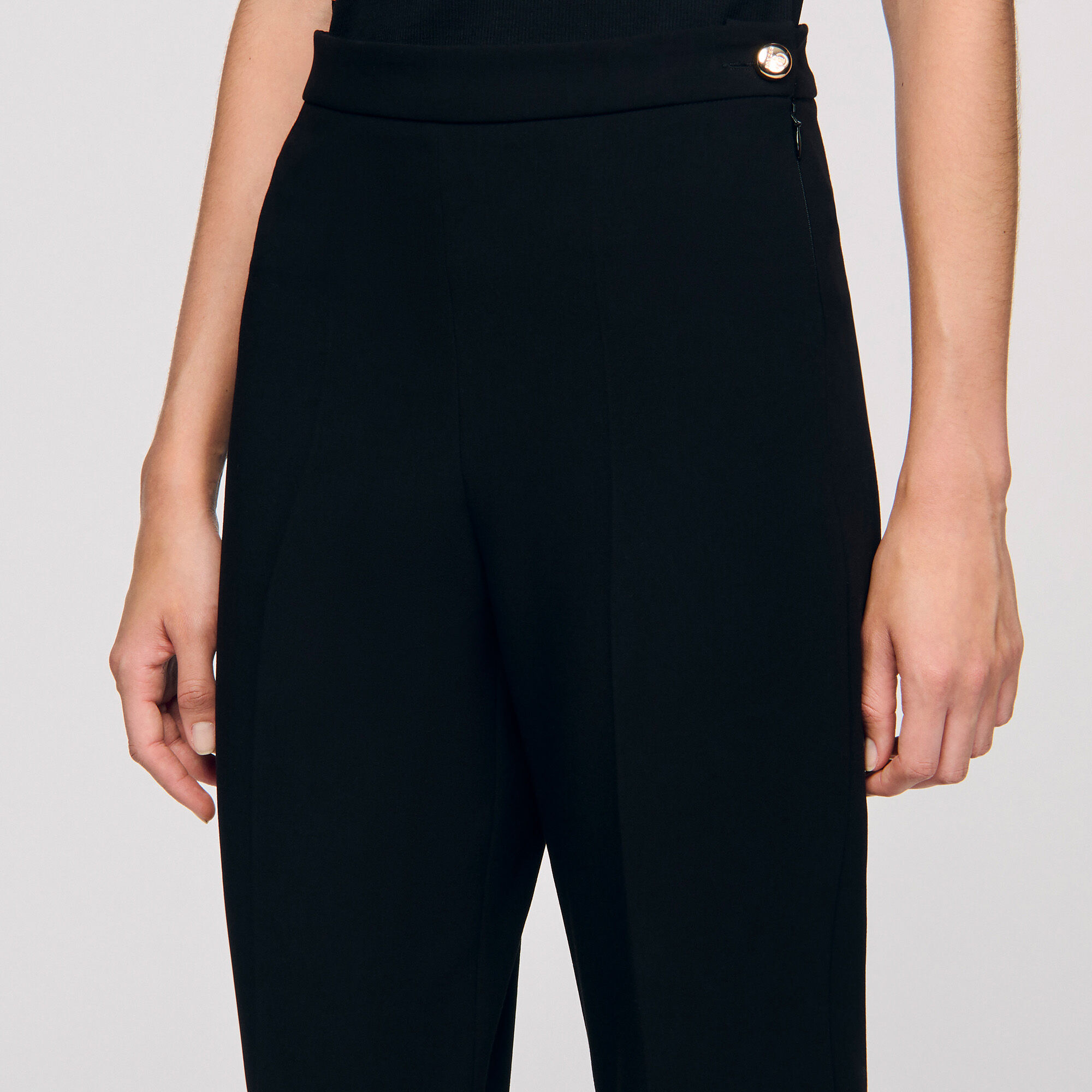 Pantalón recto con botones