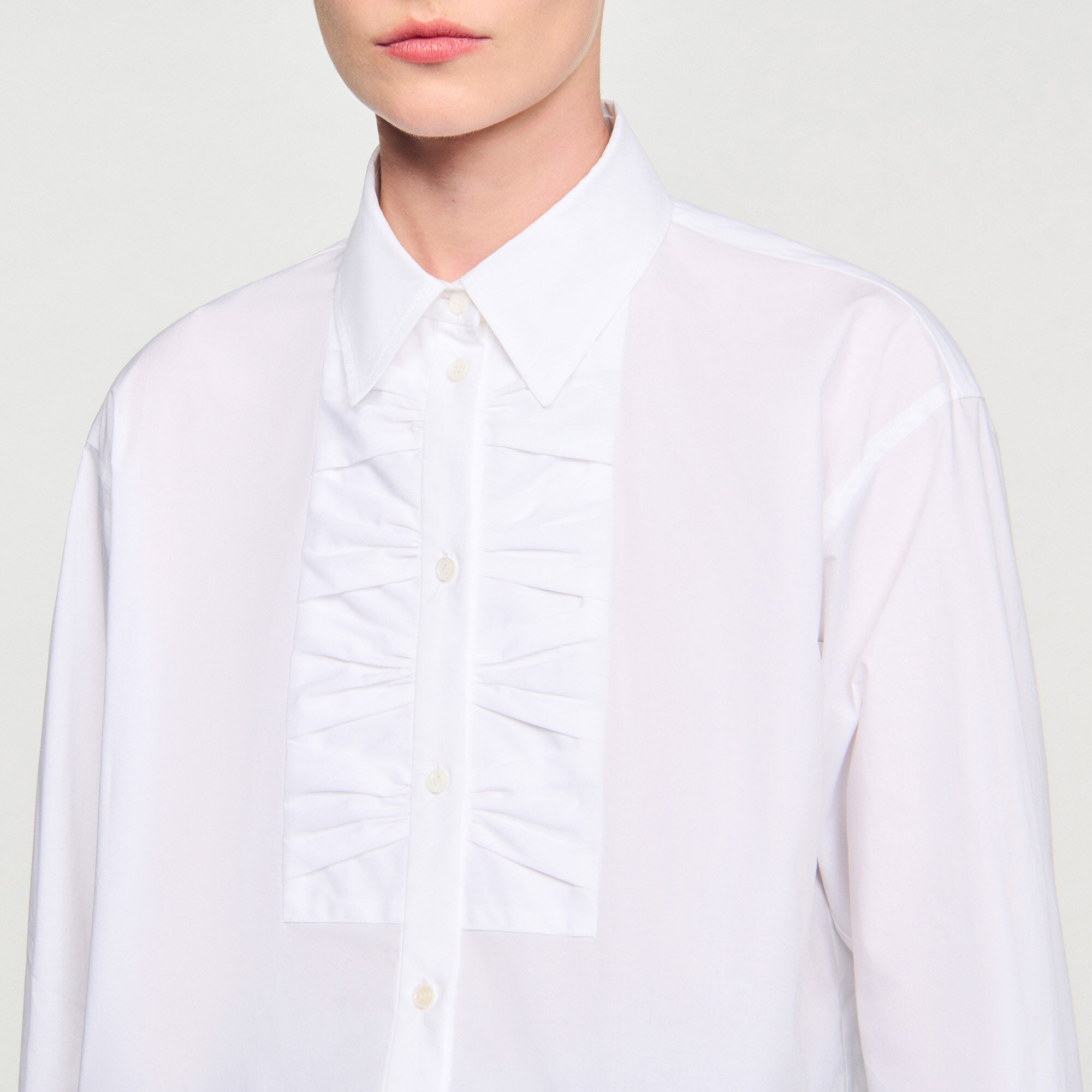 Camisa corta con detalle de lazo