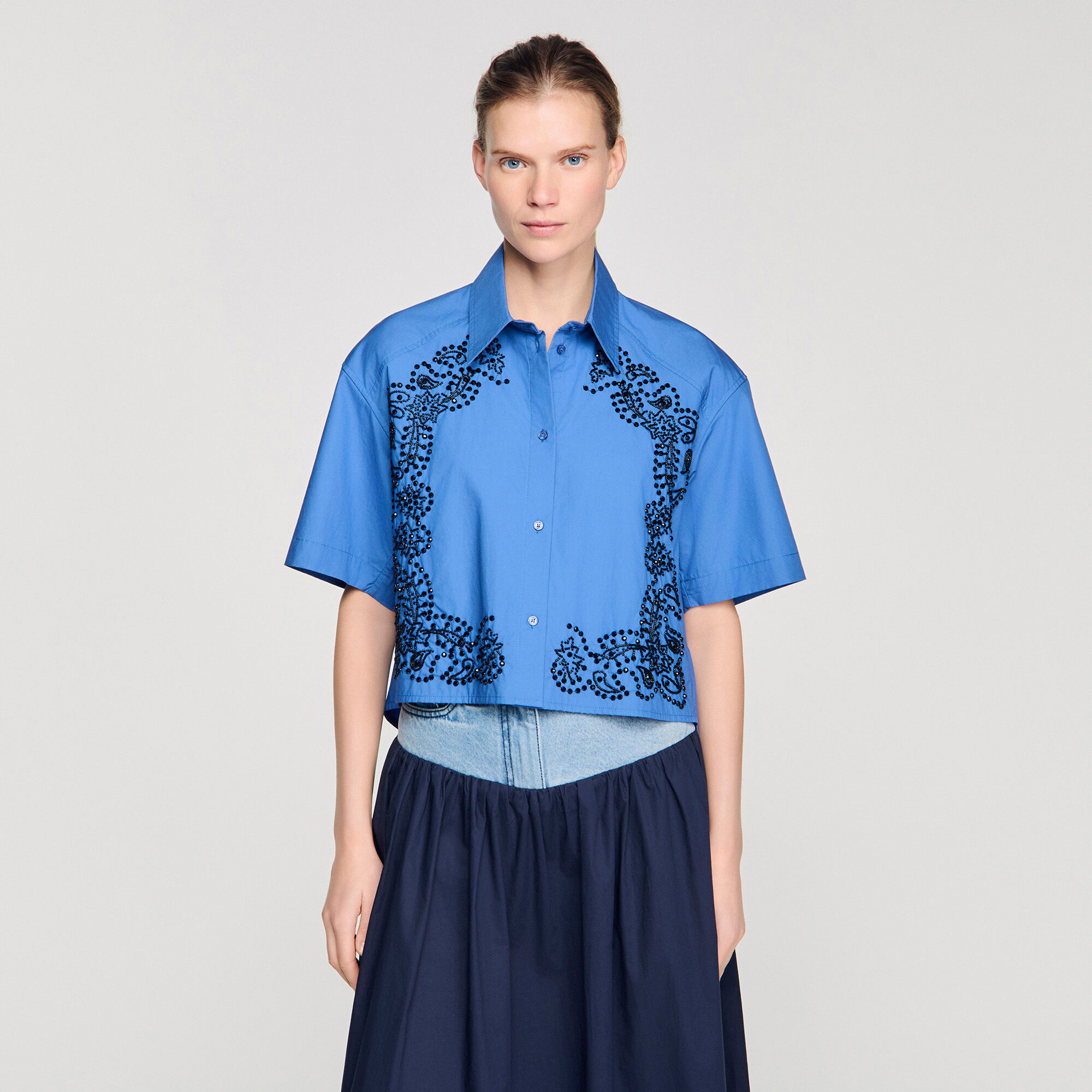 Camisa bordada y con cuentas