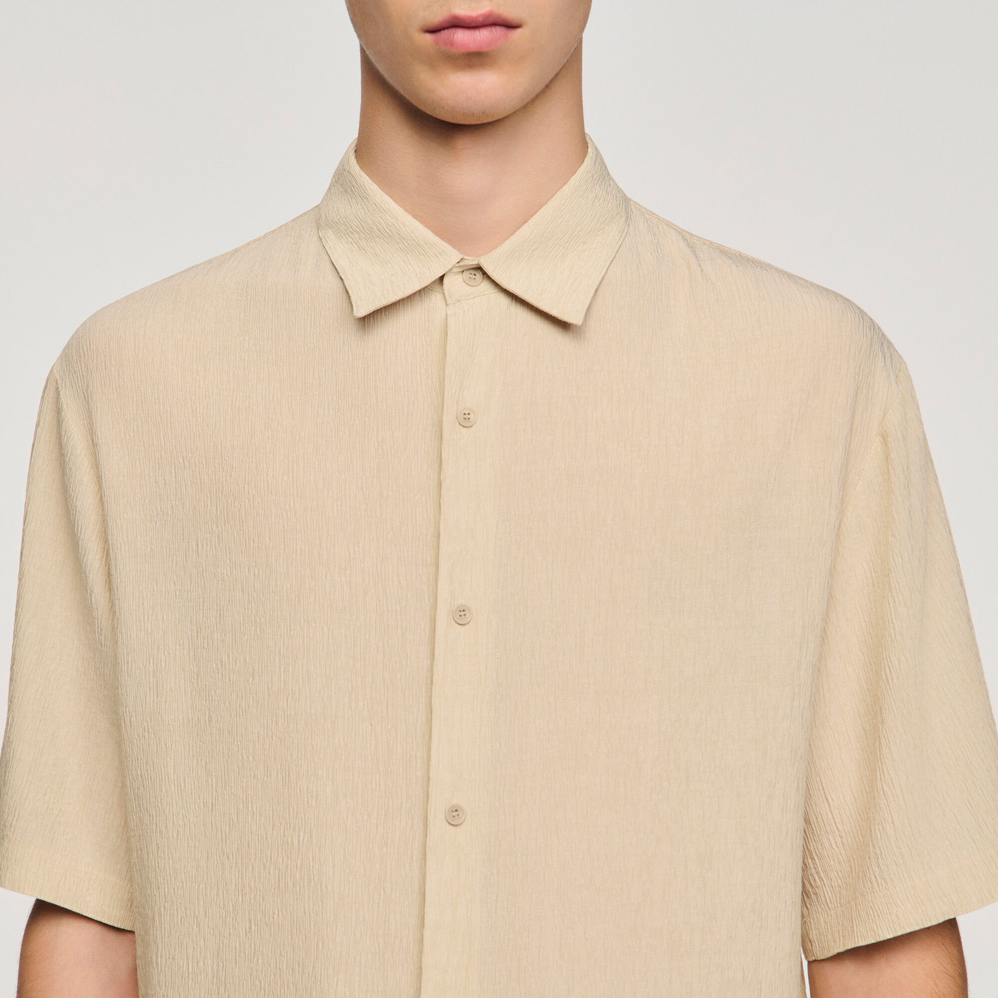 Camisa con efecto arrugado y cuello de tiburón