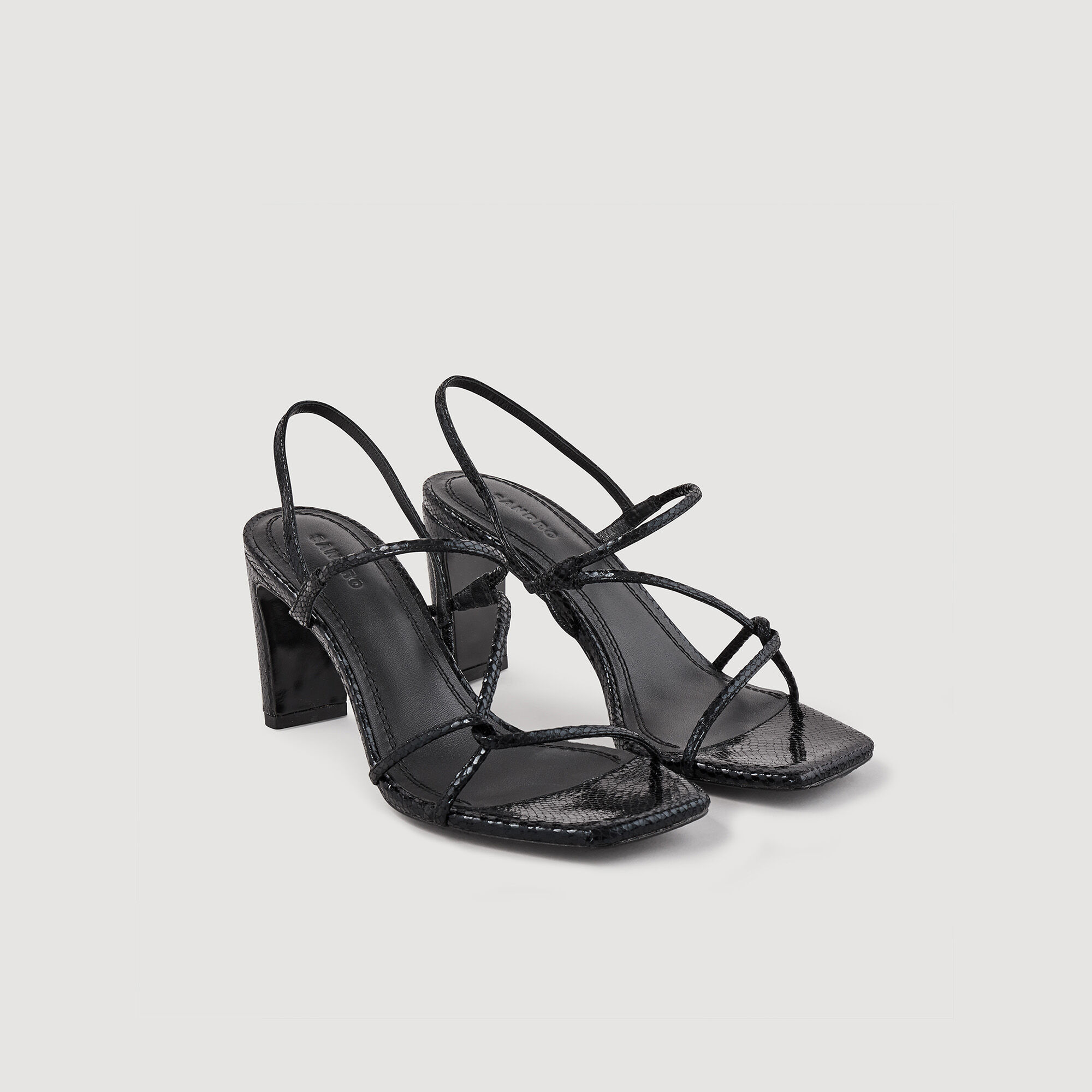 Sandalias con tiras estrechas
