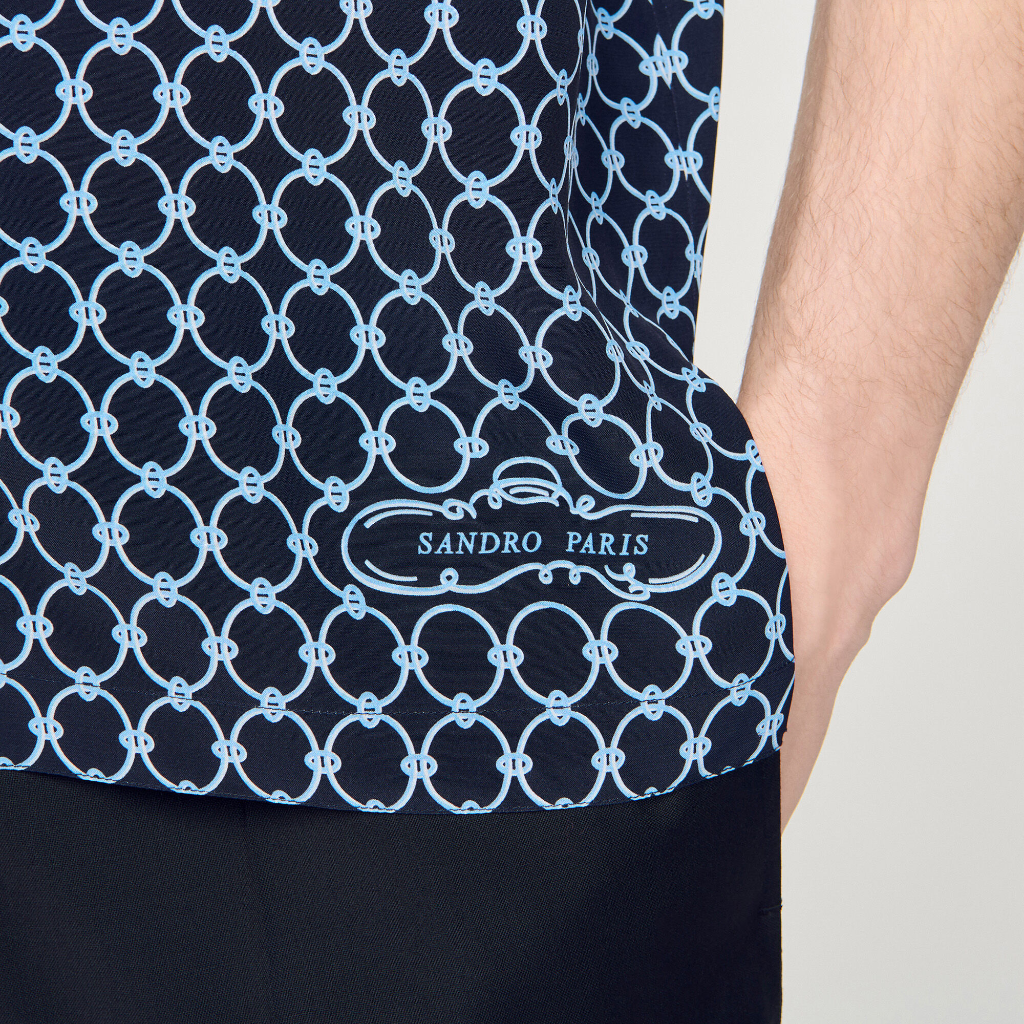 Camisa suelta con estampado de enlace