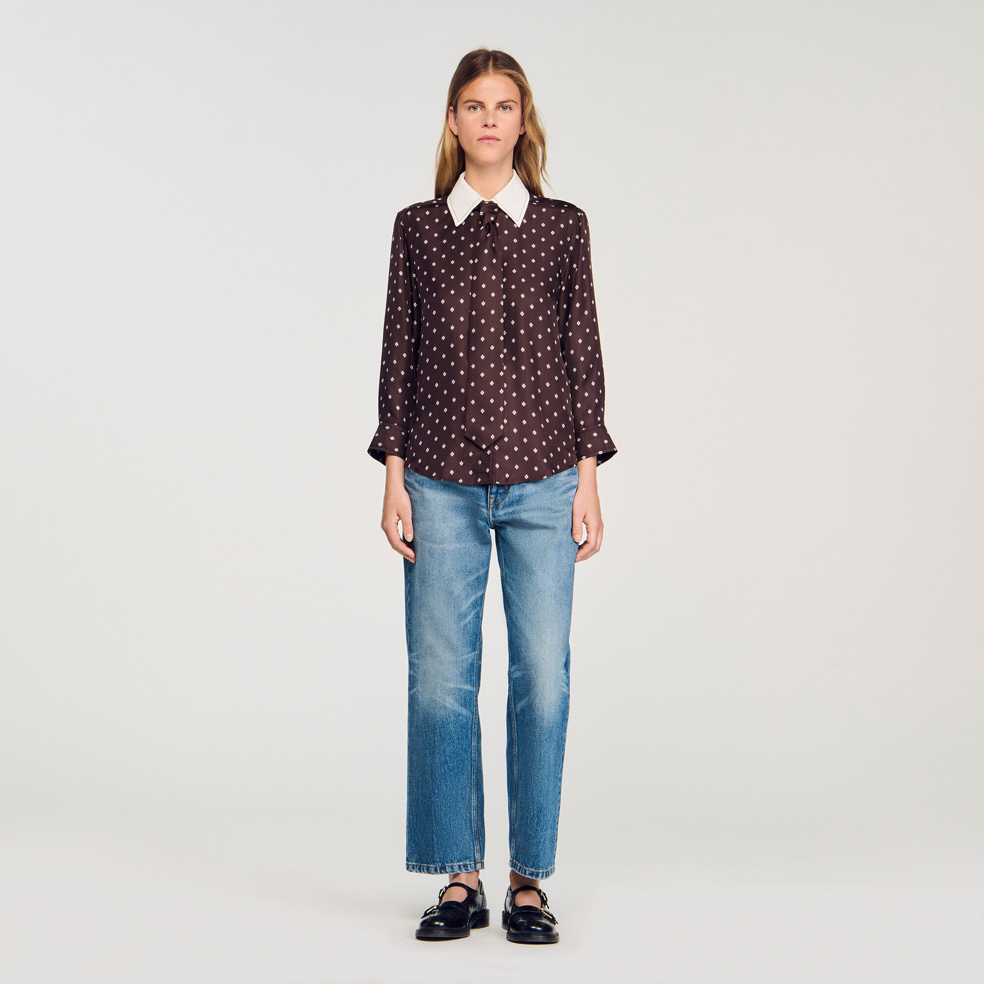 Camisa estampada fluida con corbata desmontable