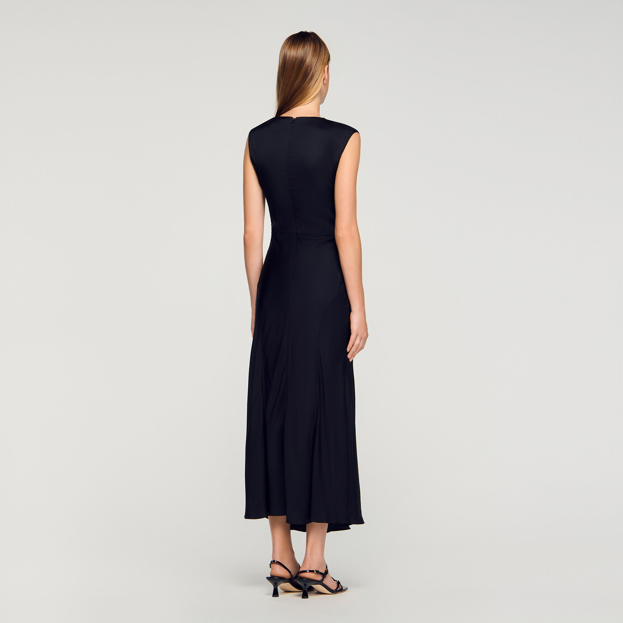 Vestido largo de satín con piedras preciosas