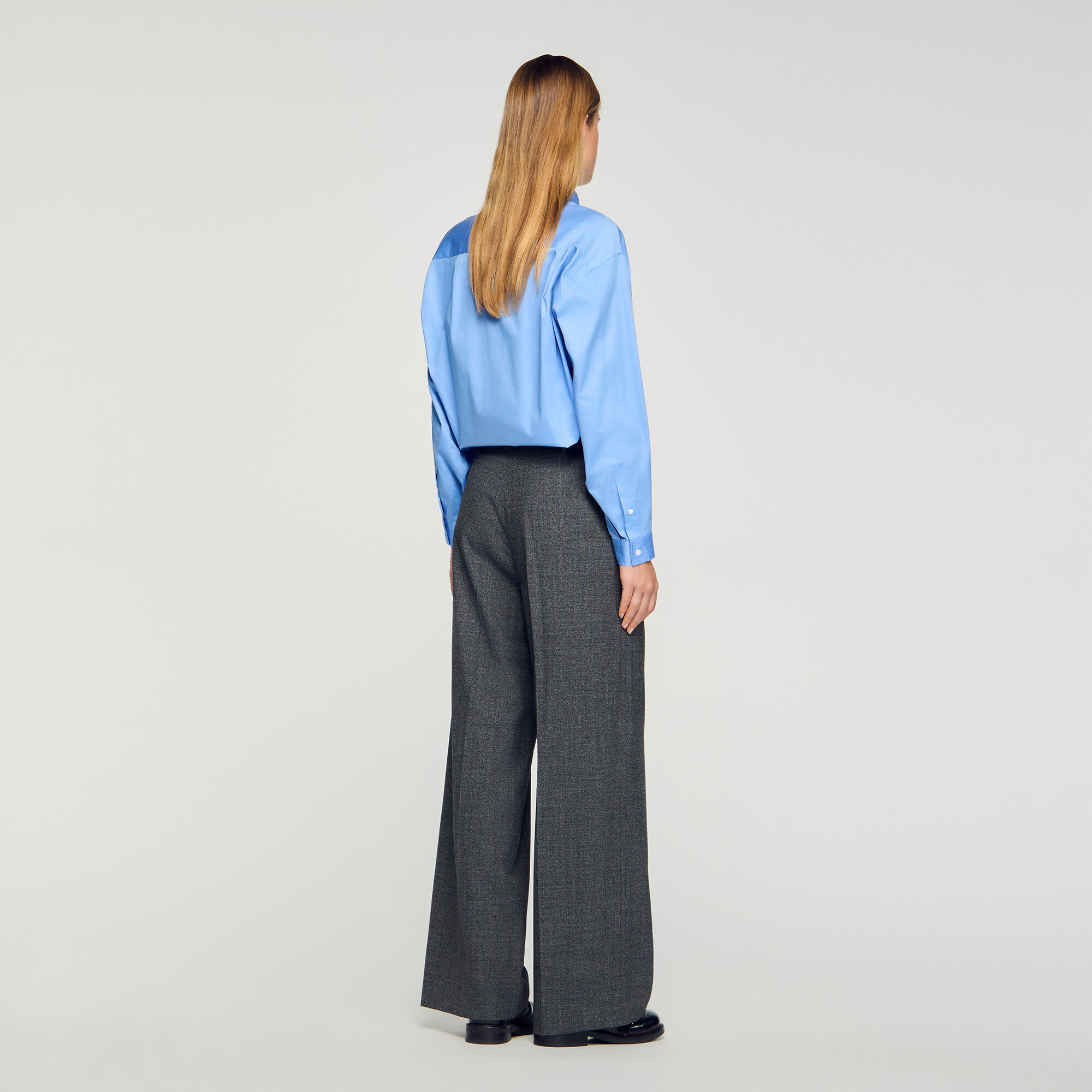 Pantalones rectos y amplios