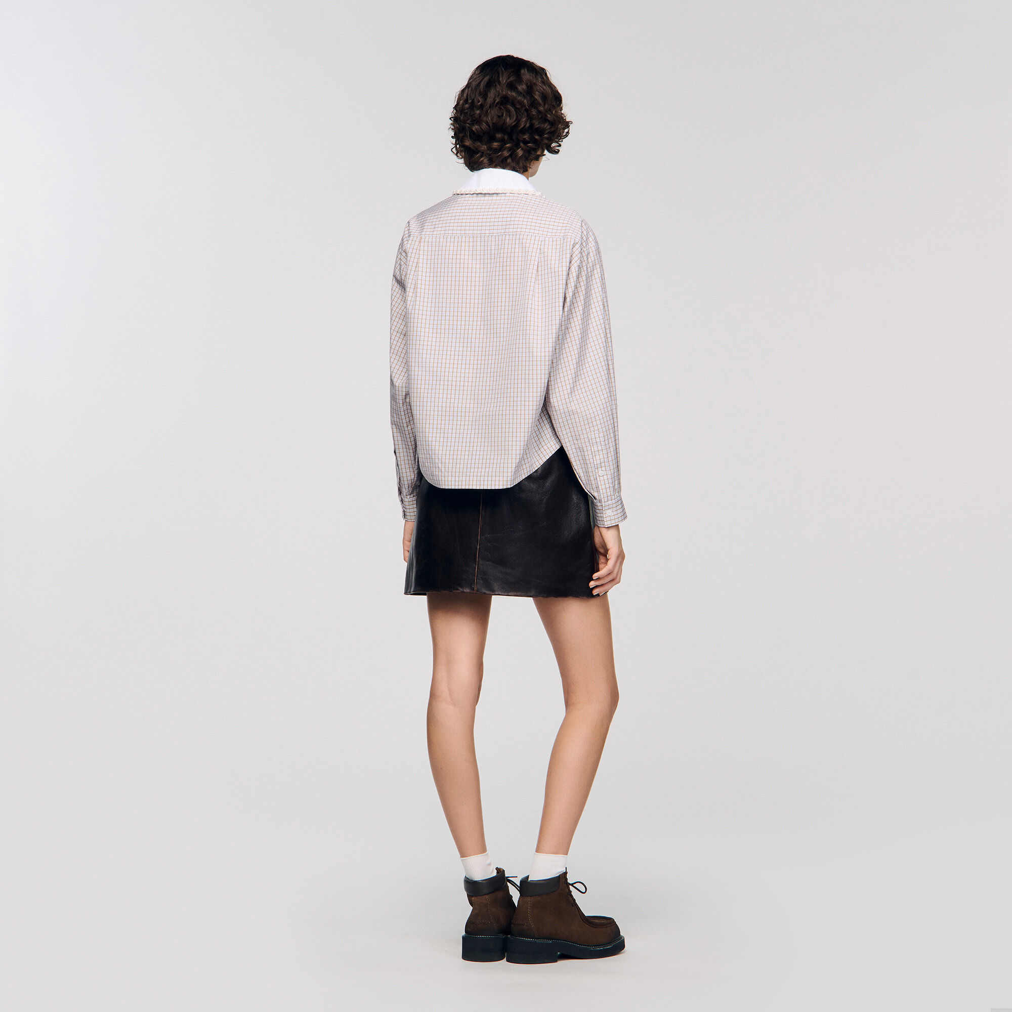 Camisa con cuello de cuadros y perlas