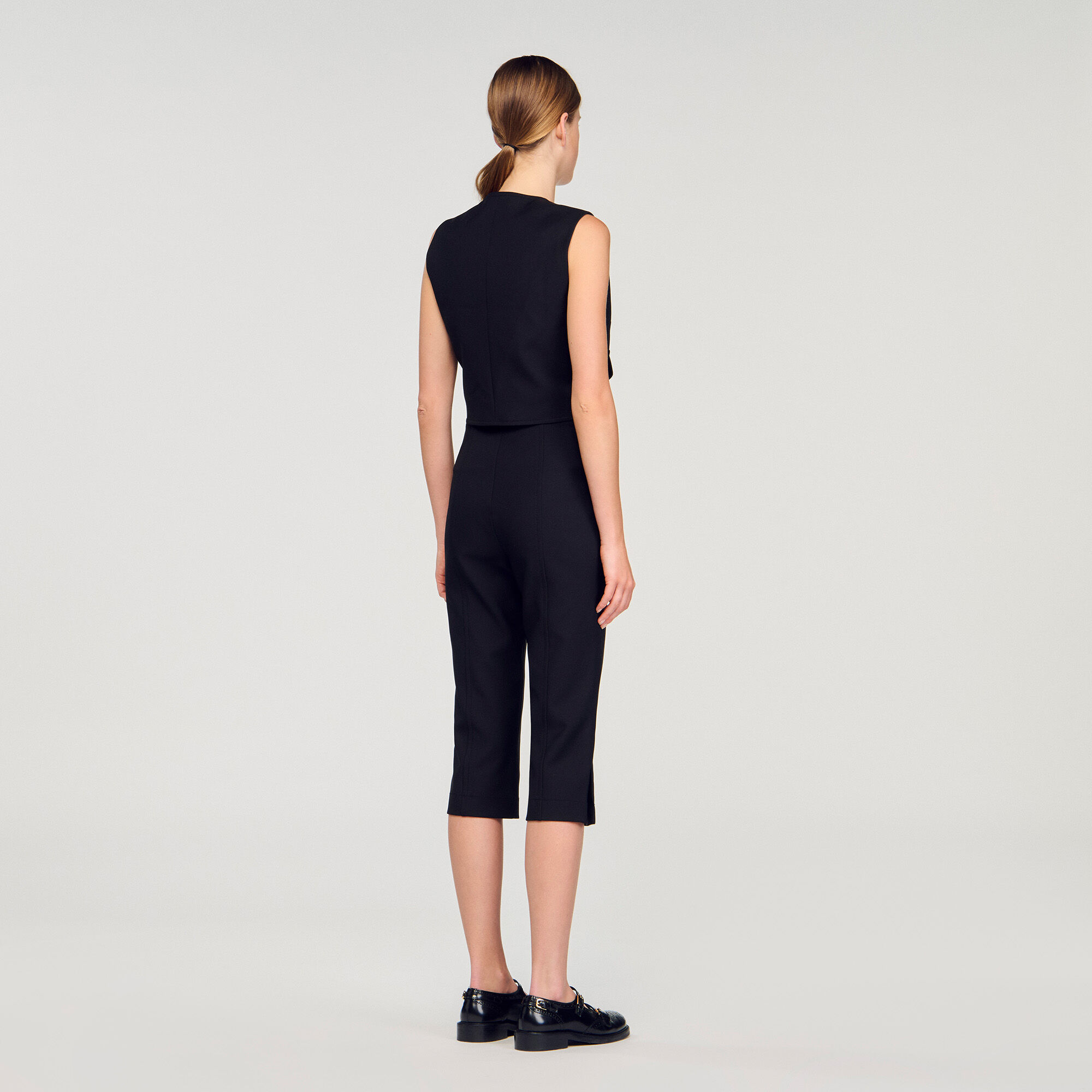 Top corto con botones decorativos
