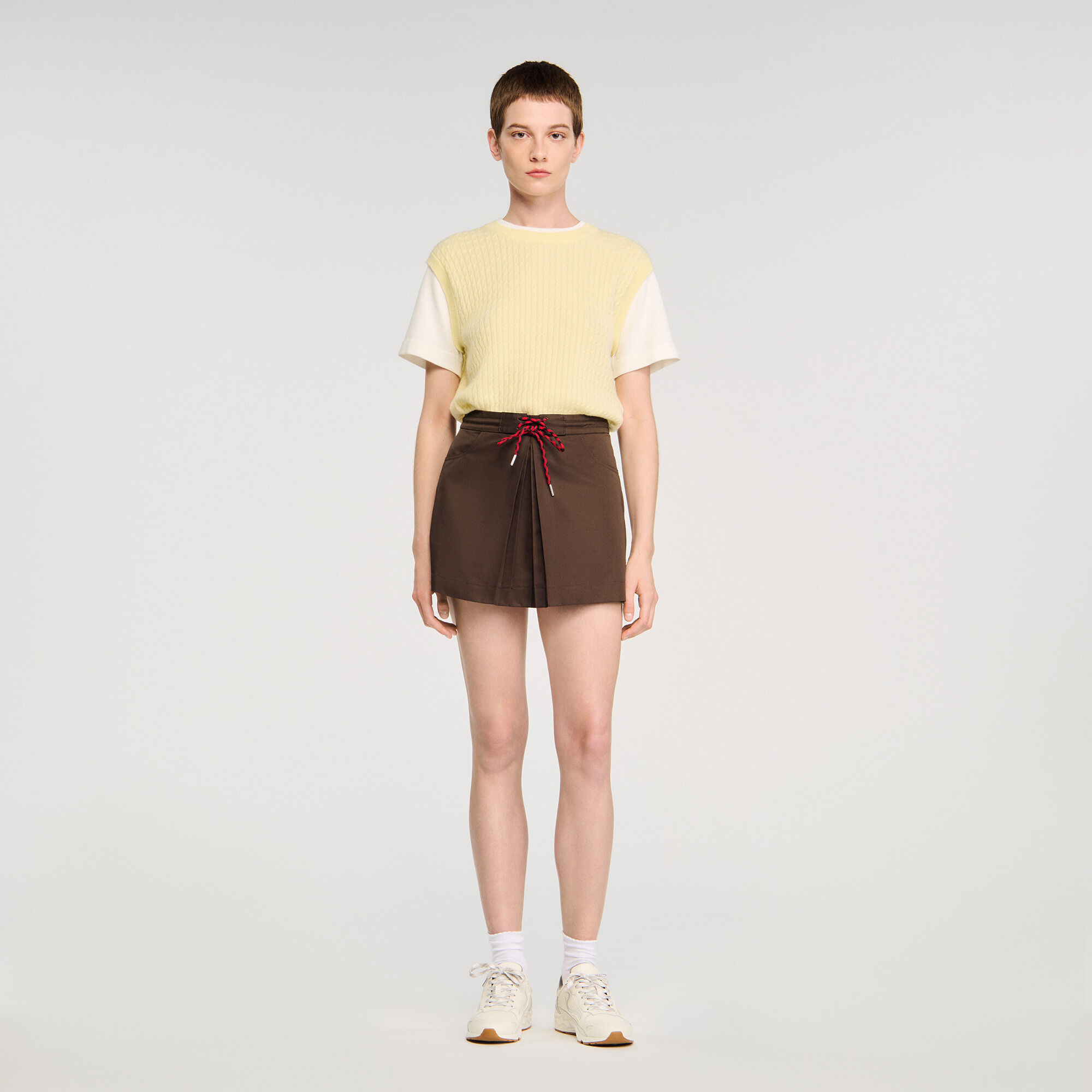 Skort plisado con cordón