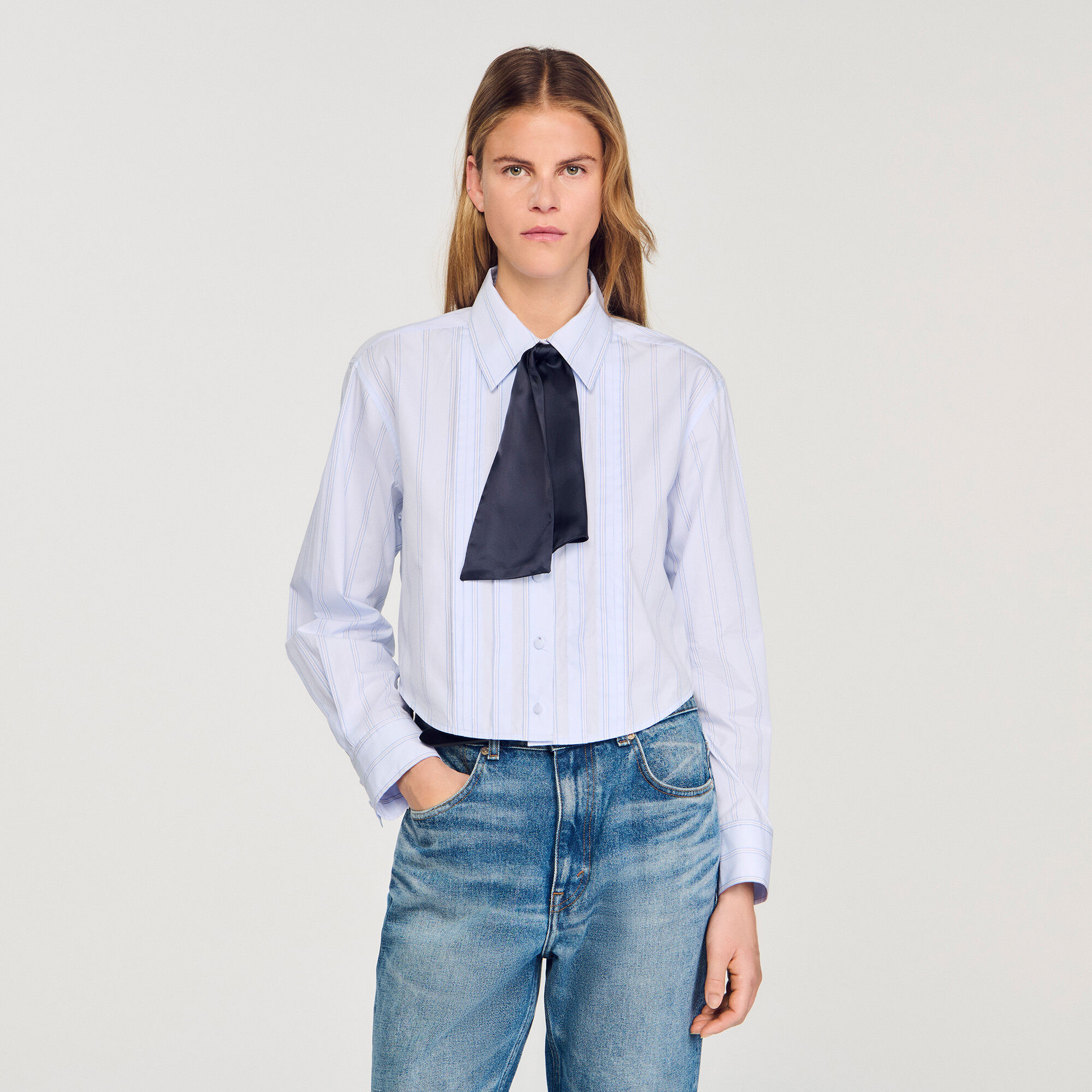 Camisa corta con corbata desmontable