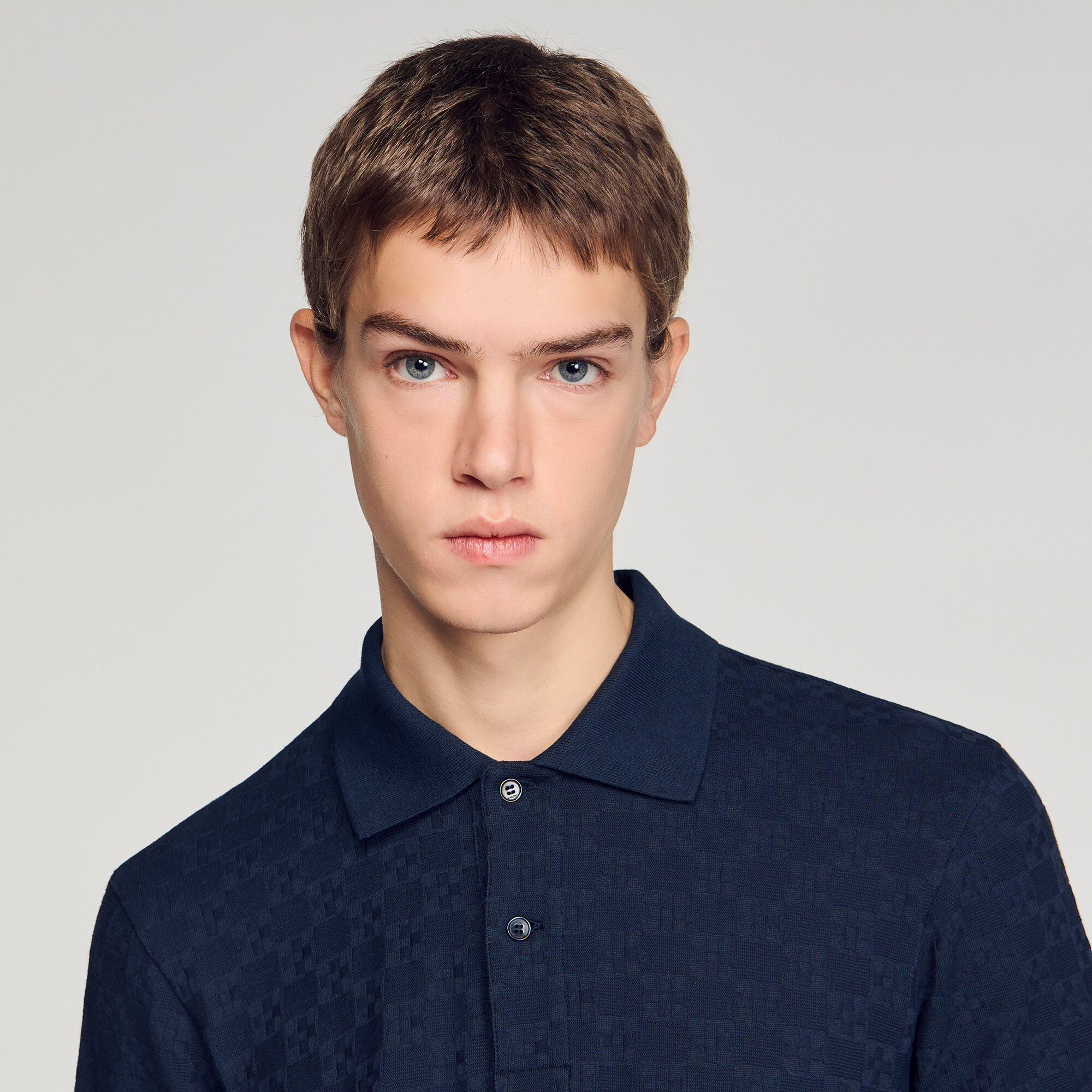 Polo jacquard con cruz cuadrada