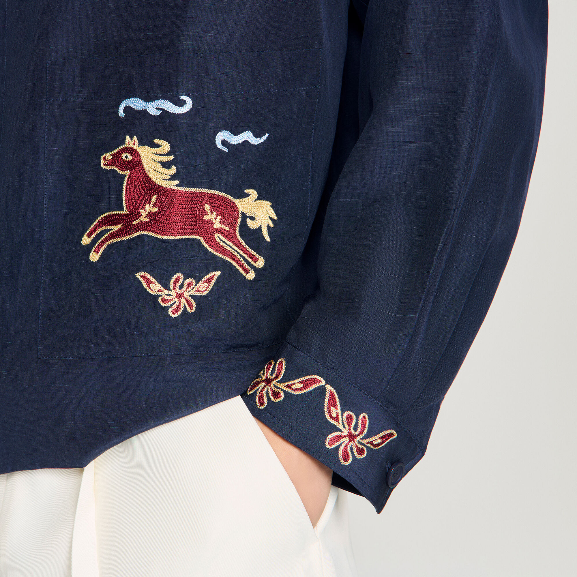 Chaqueta con cuello de ala bordado