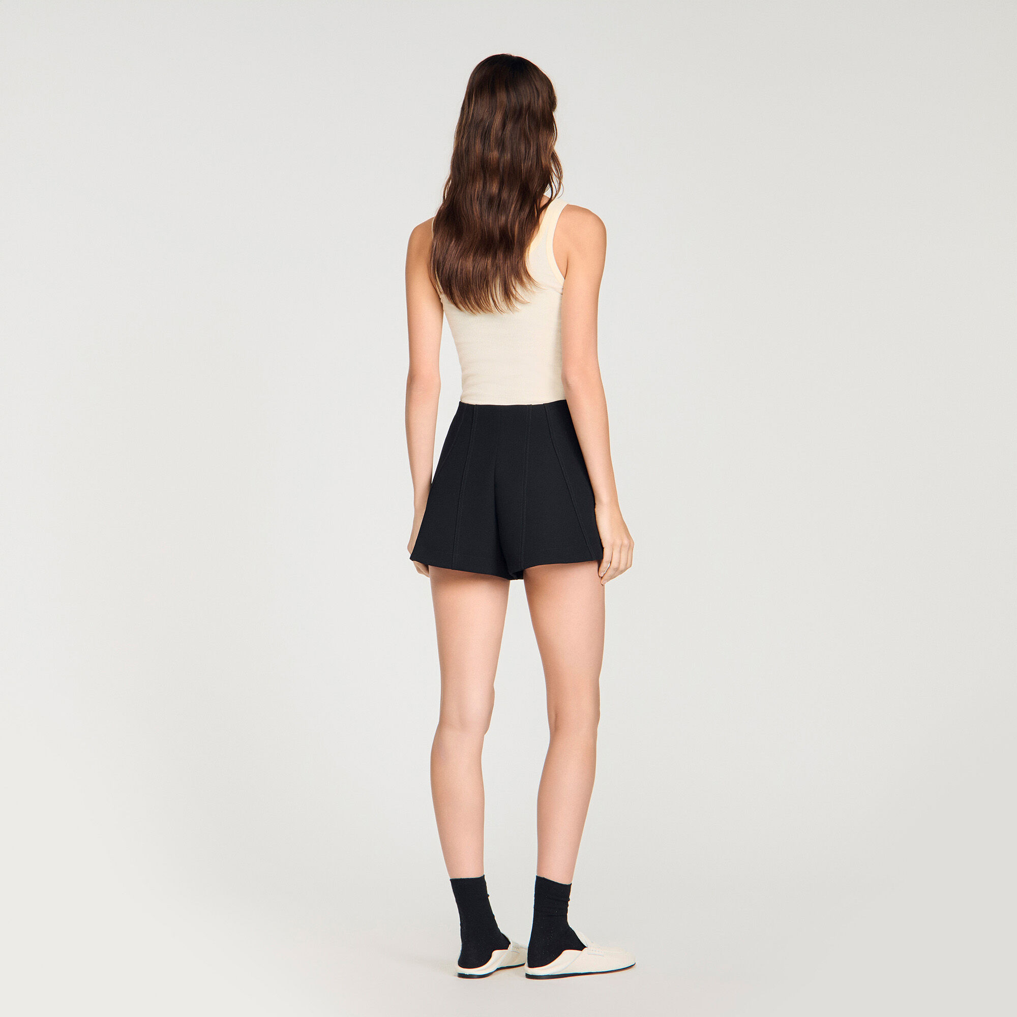 Pantalones cortos abotonados tipo flare