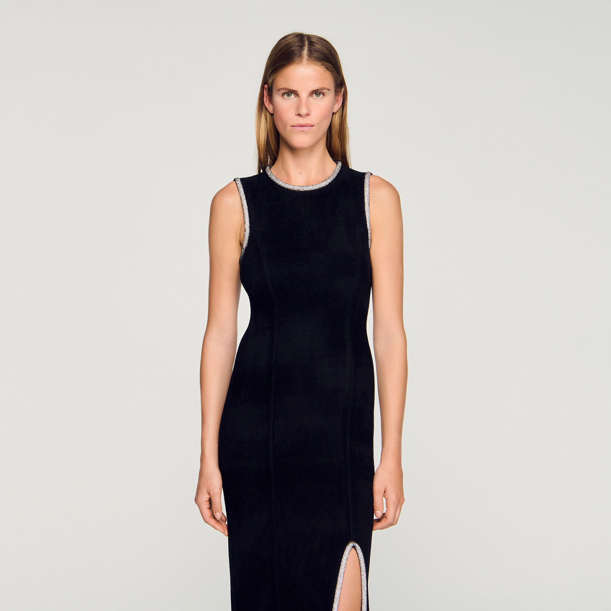 Vestido maxi con abertura de cristales