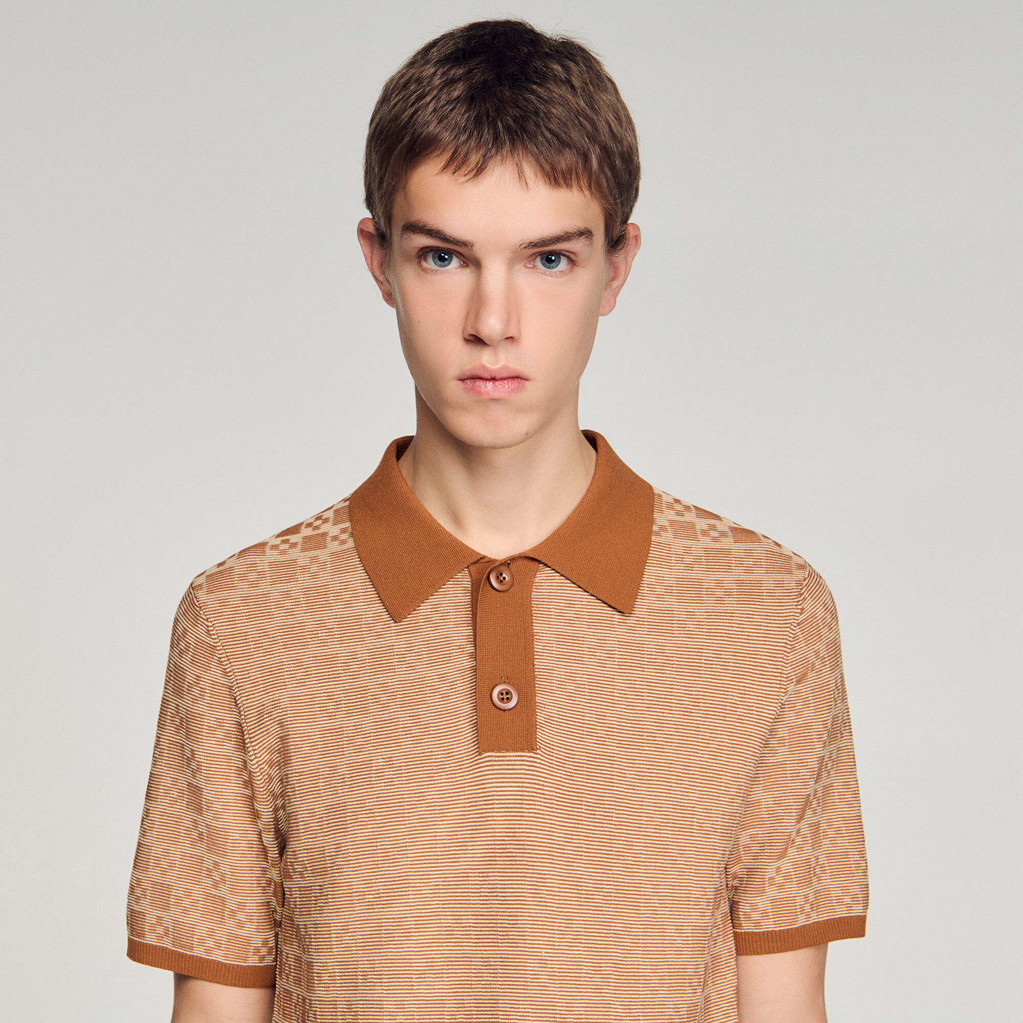 Camiseta polo cuadrada con cruz