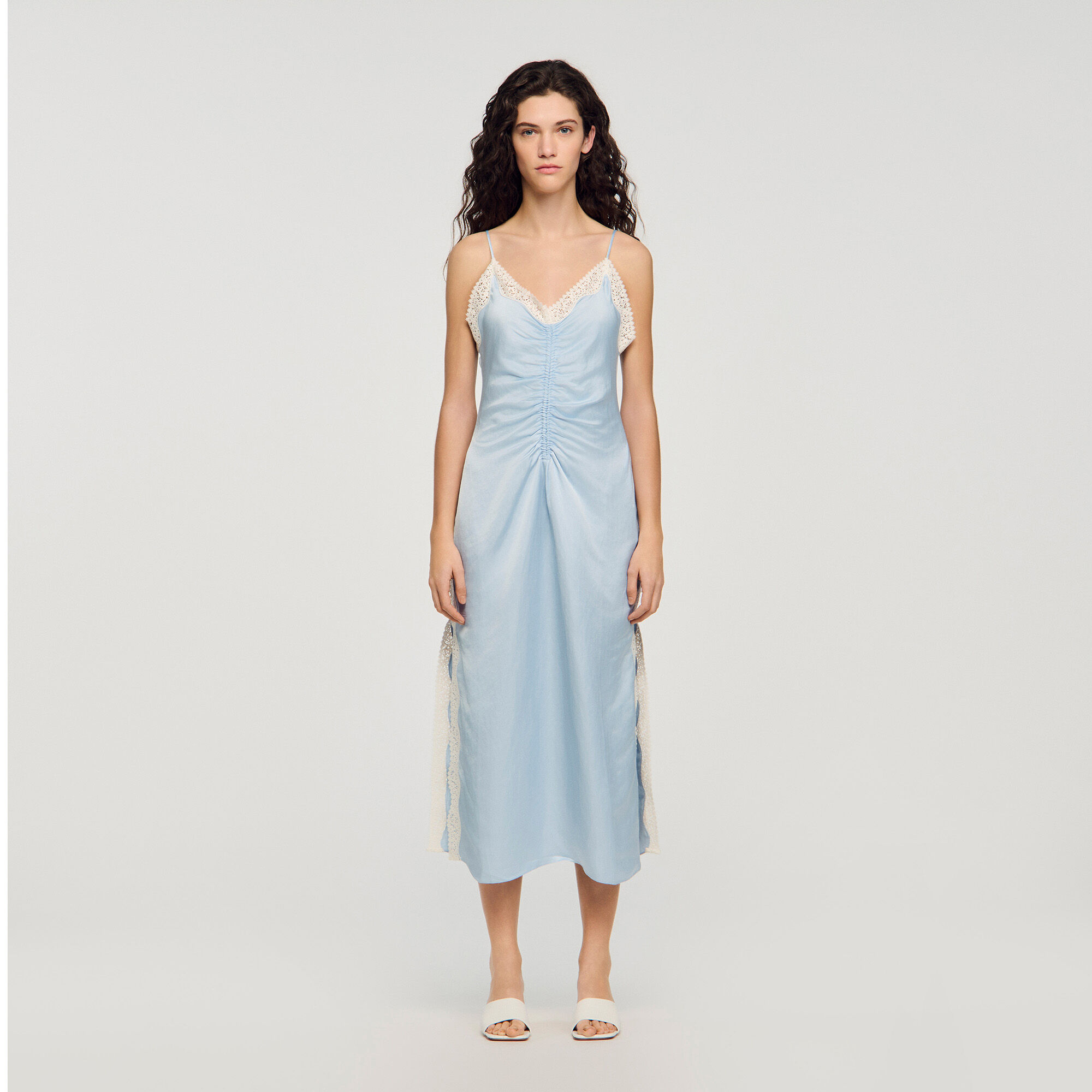 Vestido maxi con efecto satén y tirantes